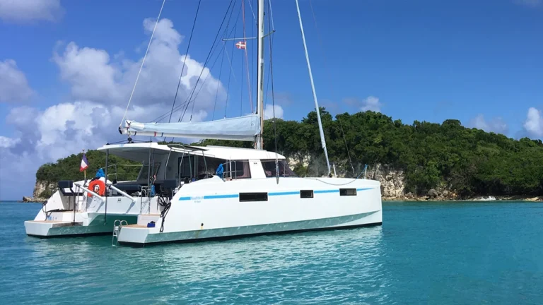 Catamaran privatif avec Skipper en Guadeloupe pour croisière ou excursion exclusive à la journée avec équipage.