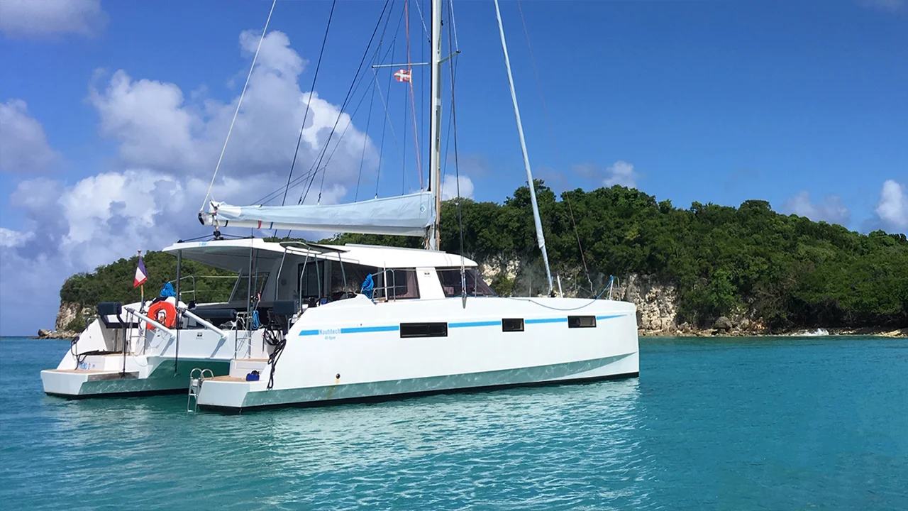 Catamaran privatif avec Skipper en Guadeloupe pour croisière ou excursion exclusive à la journée avec équipage.