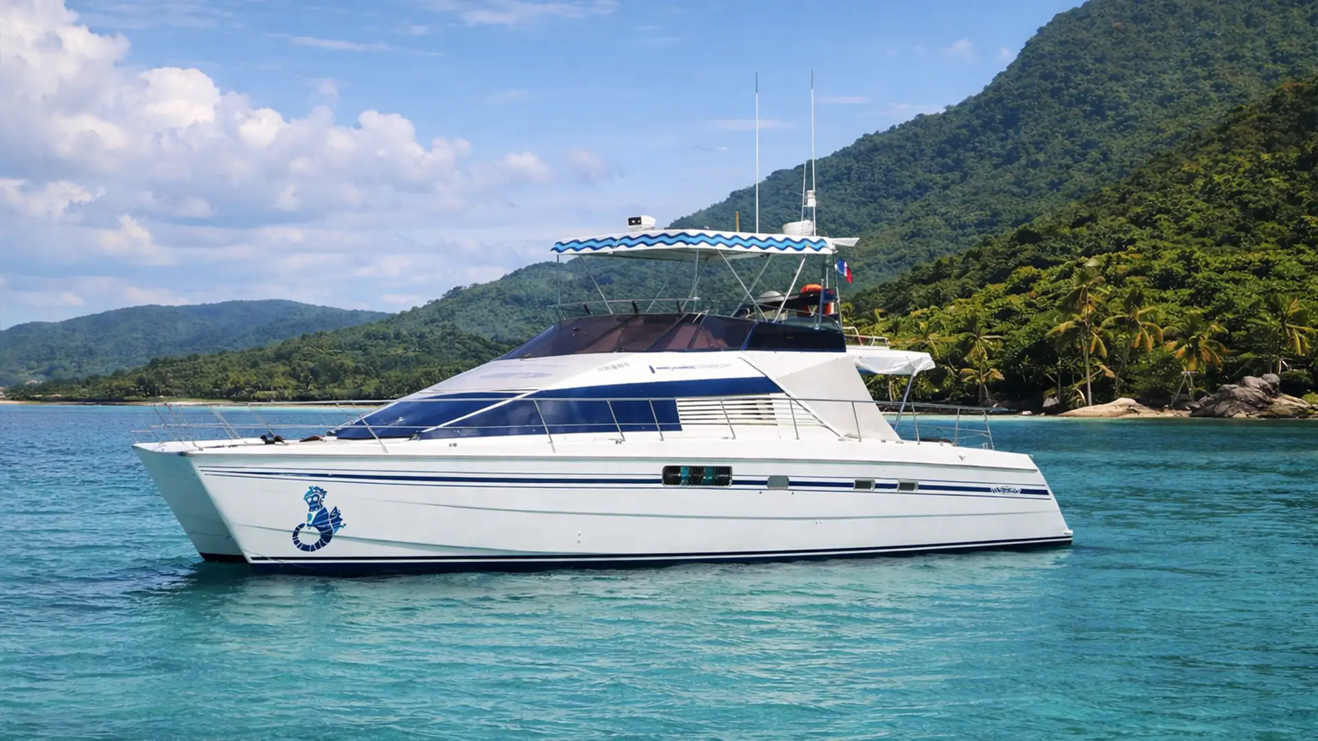 Catamaran à moteur Kivaou en excursion vers Marie-Galante et Les Saintes au départ de Saint-François