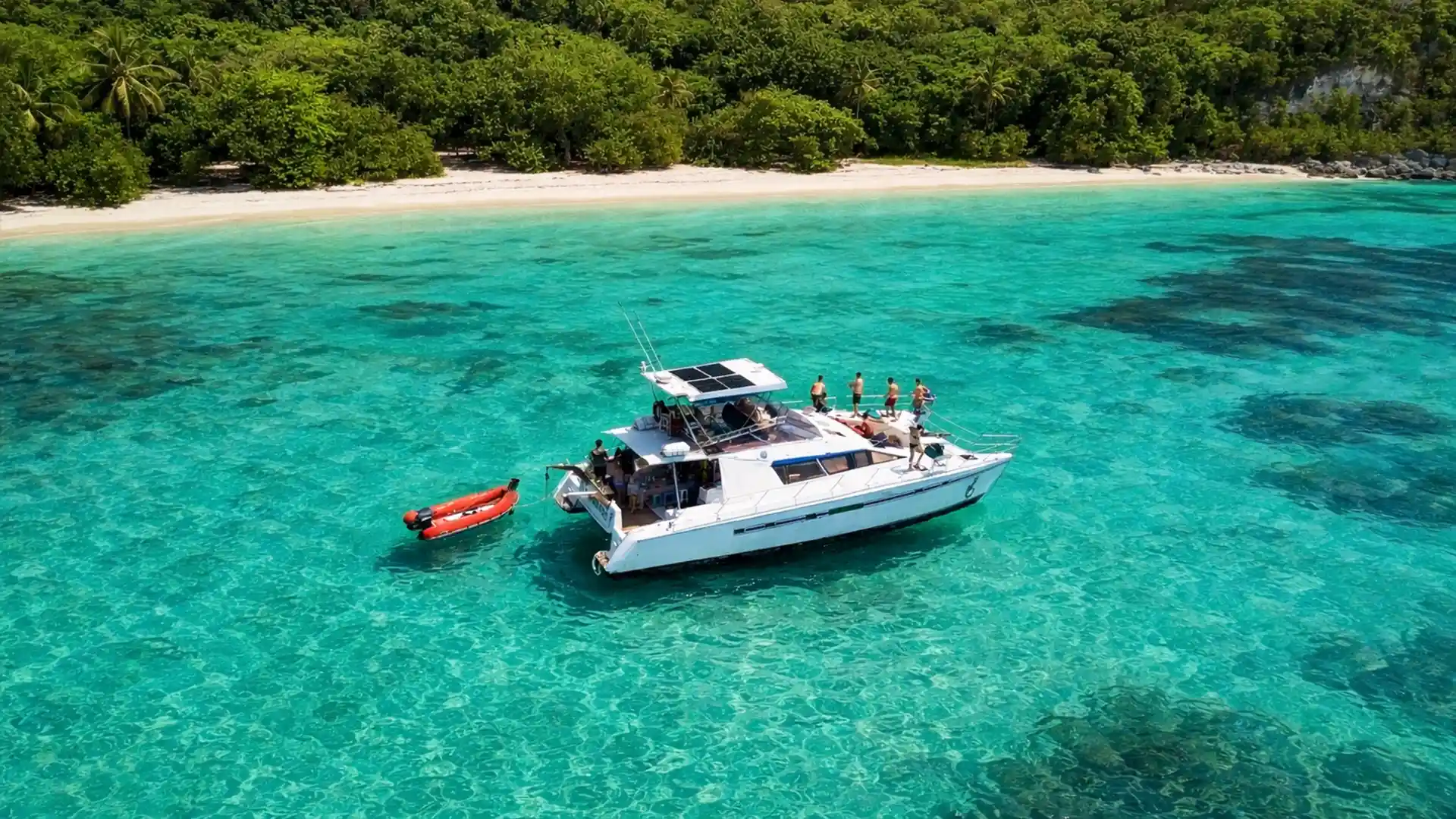 Catamaran au mouillage dans les eaux turquoise de Marie-Galante en Guadeloupe, excursion journée avec baignade près de la côte de Saint-Louis au départ de Saint-François
