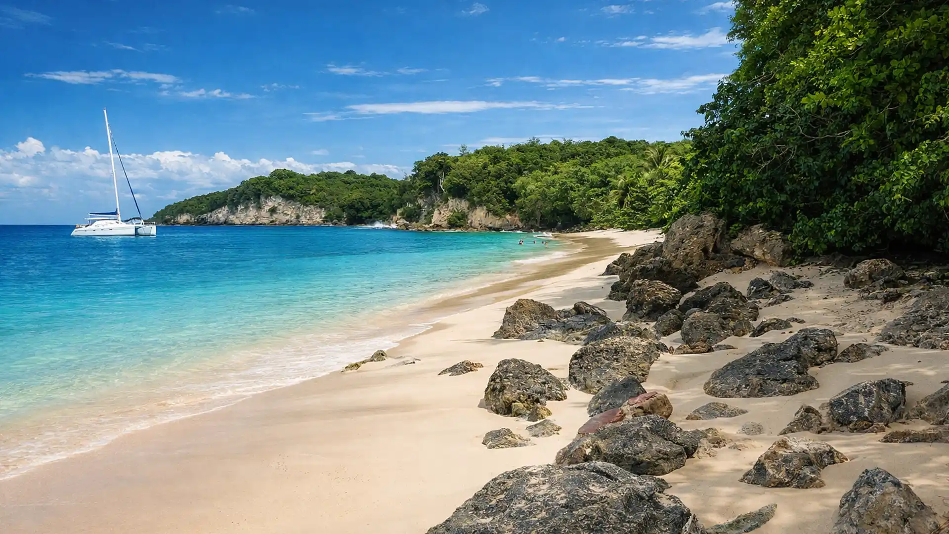 Anse Canot à Marie-Galante, plage de sable clair bordée d’eaux turquoise en Guadeloupe