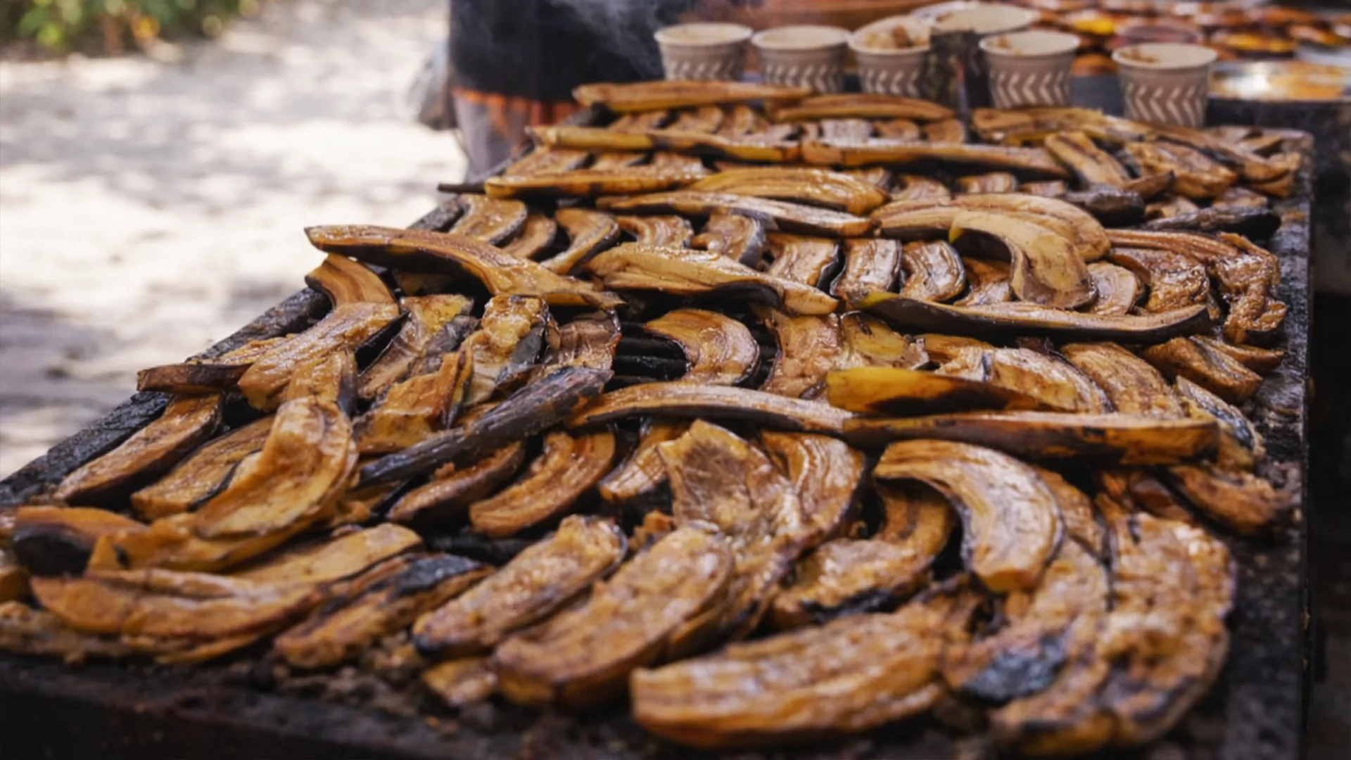 Dessert de bananes fondantes au barbecue servi lors d’une excursion en maxi-catamaran à moteur vers Petite-Terre ou Marie-Galante