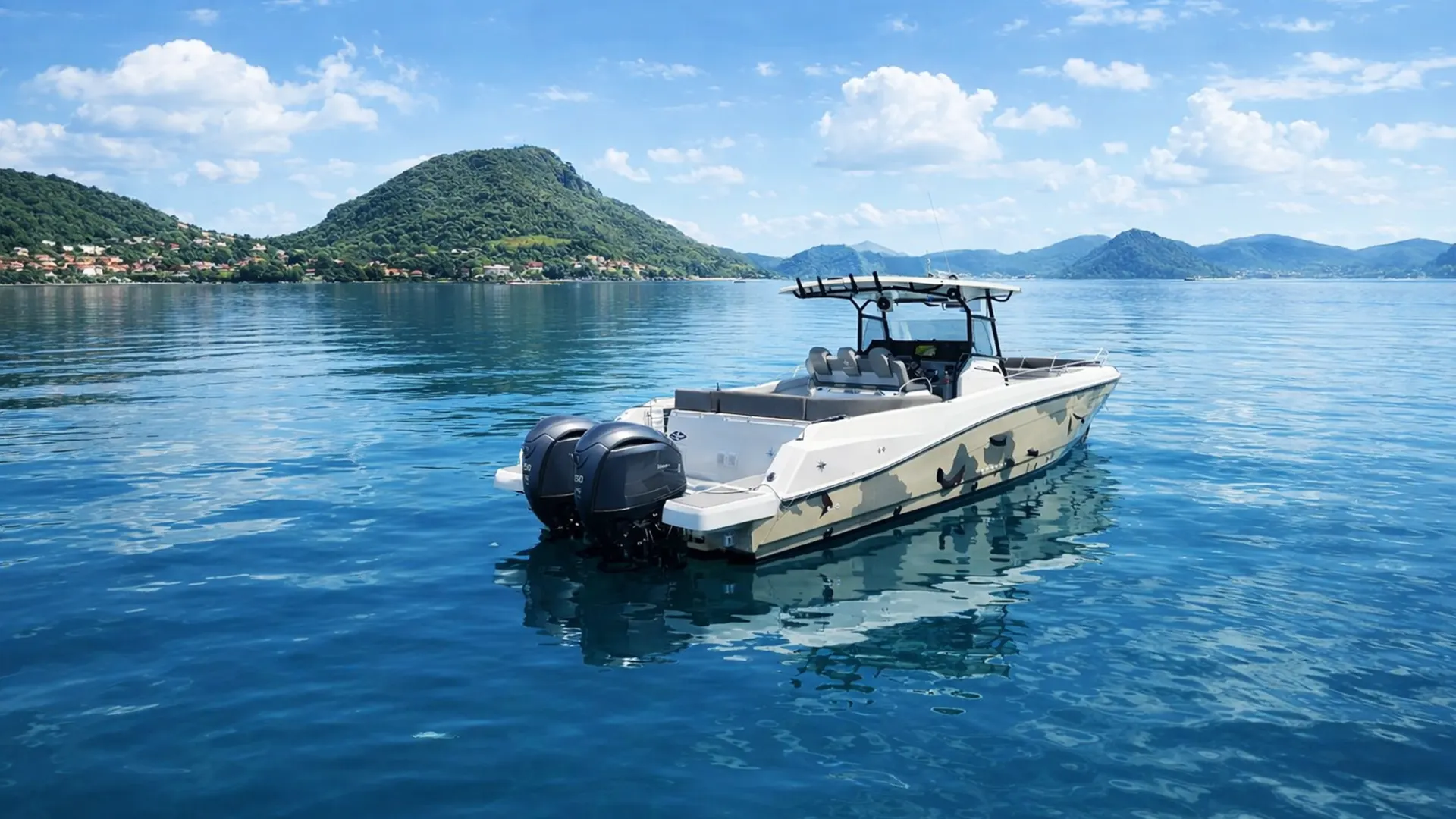 Location ou excursion privative en bateau moteur en Guadeloupe vers Les Saintes, bateau moderne sur mer calme au départ de Saint-François, Sainte-Anne ou Le Gosier