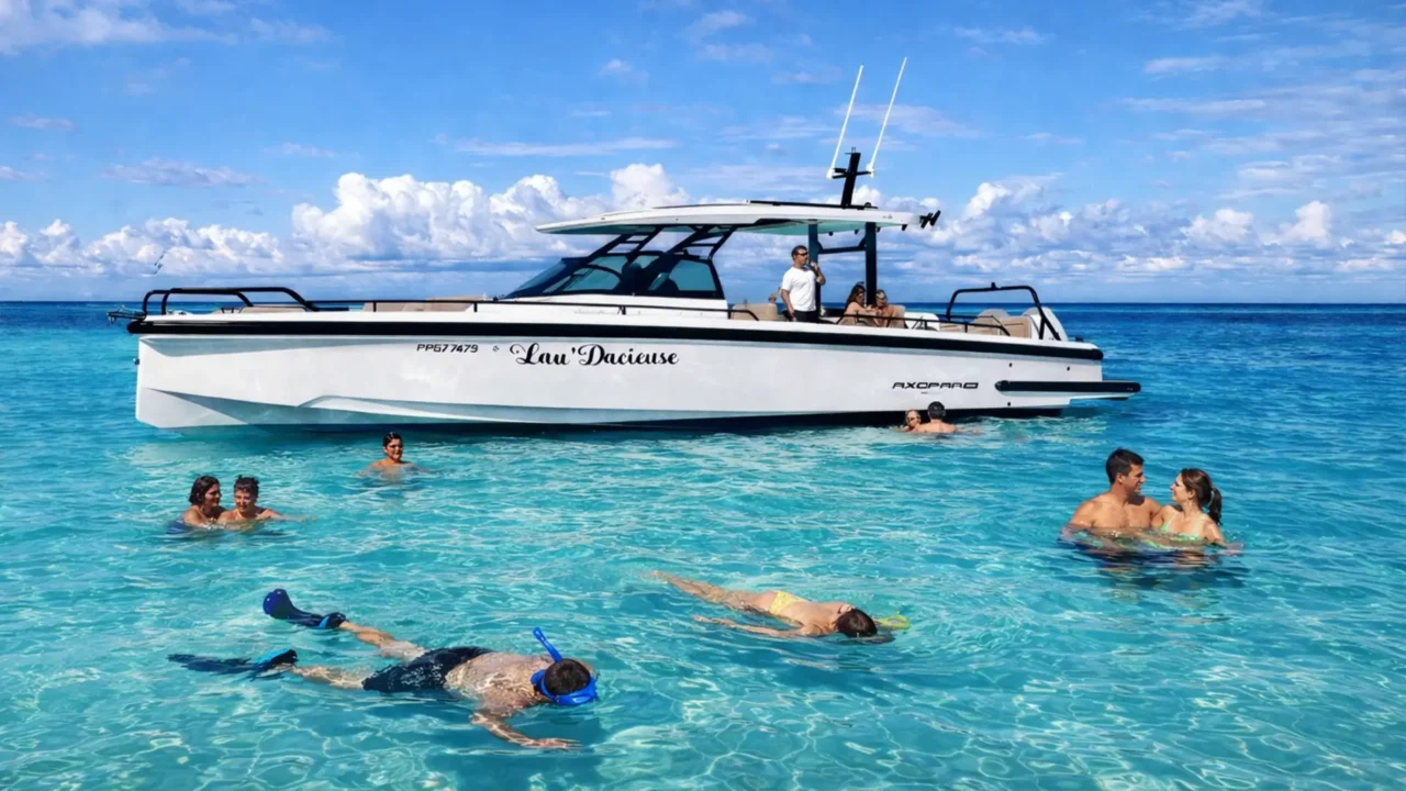 Excursion privatisée en bateau en Guadeloupe à bord de Lau’Dacieuse (Axopar 37) avec baignade et snorkeling dans les eaux turquoise des îles.