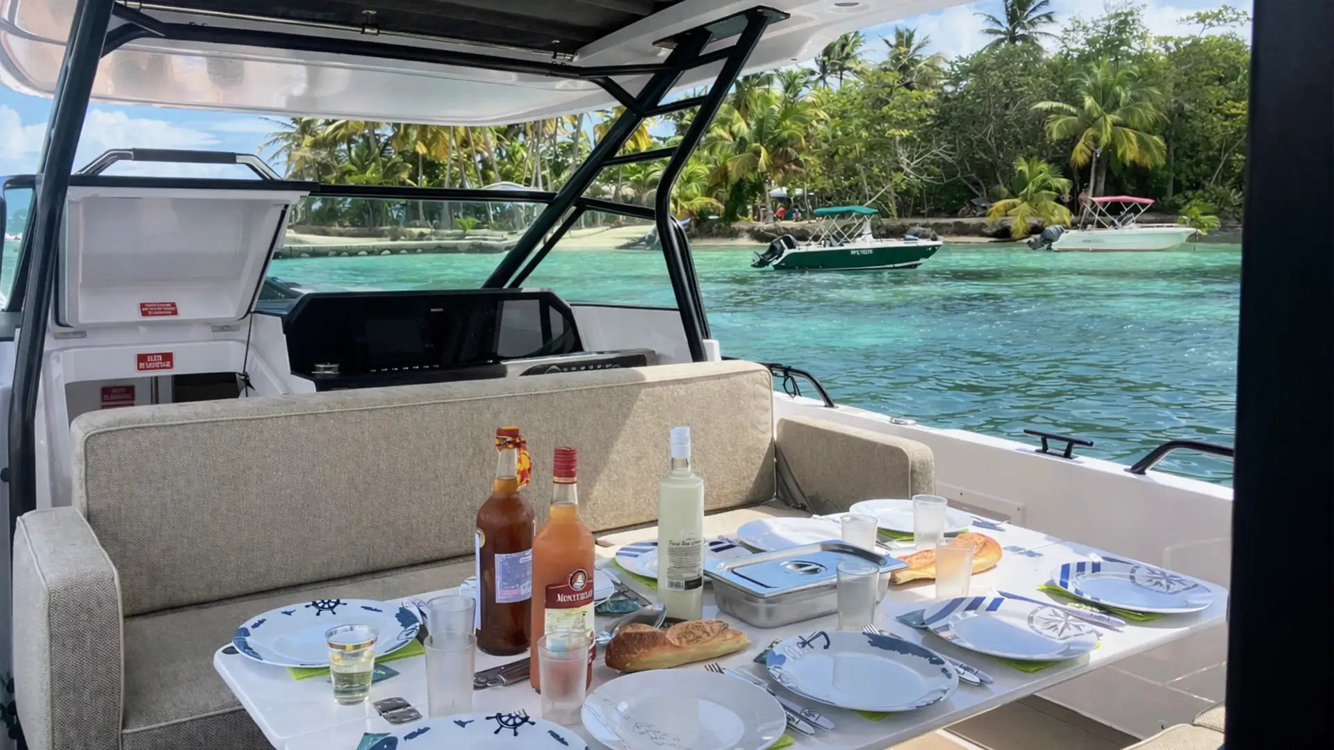 Repas convivial à bord lors d’une excursion privative en bateau en Guadeloupe, avec déjeuner partagé face à un décor de rêve.