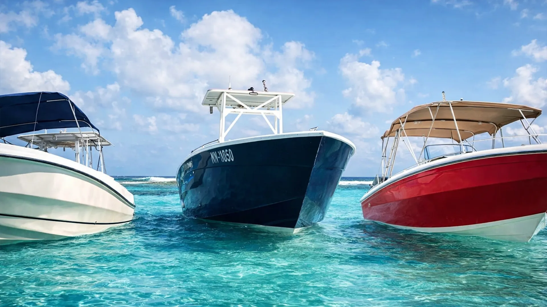 Bateaux d’excursion ancrés dans le lagon turquoise lors d’une sortie vers vers une île de l'Archipel de la Guadeloupe