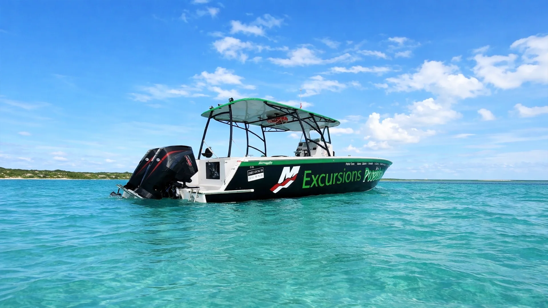 Speedboat au mouillage dans le lagon turquoise lors d’une excursion à la journée en Guadeloupe