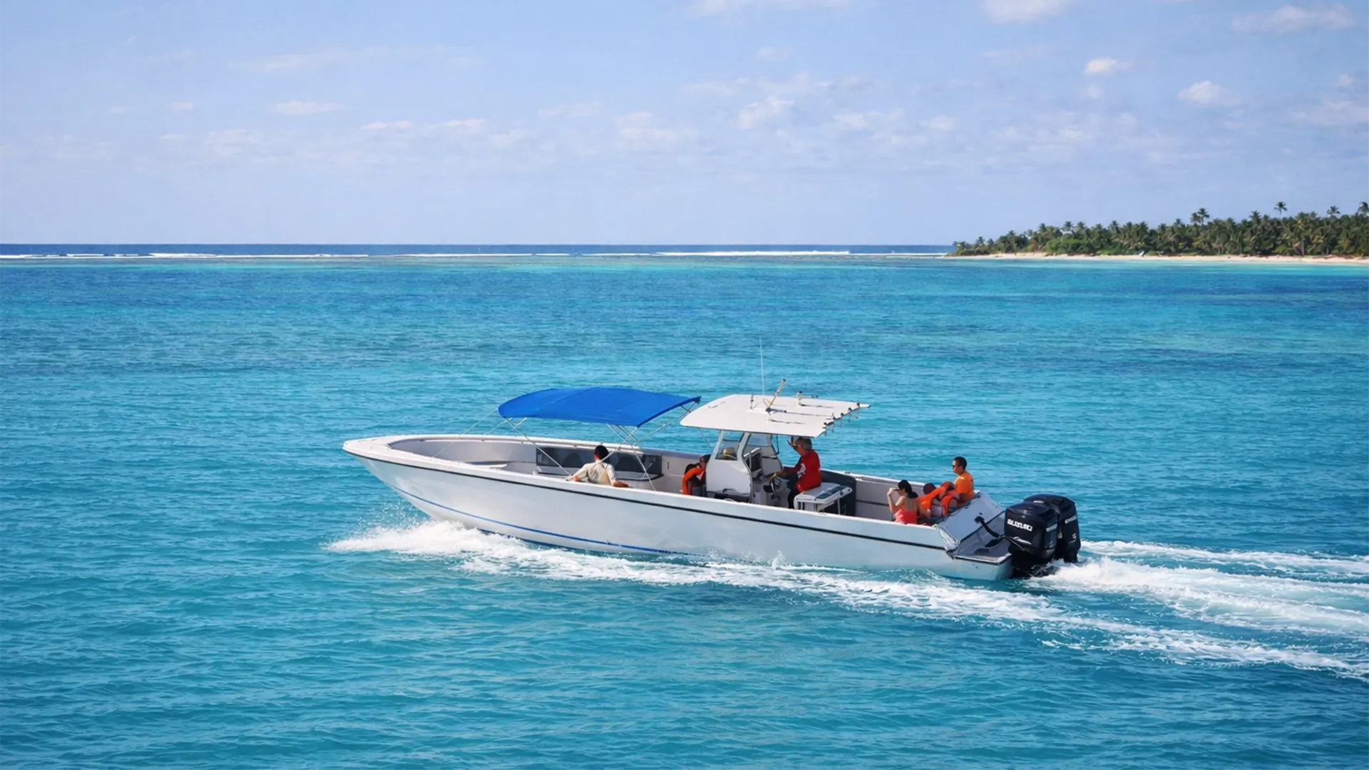 Excursion en speedboat en Guadeloupe, pour une journée entière ou une demi-journée, naviguant sur une mer turquoise vers des îlots tropicaux.