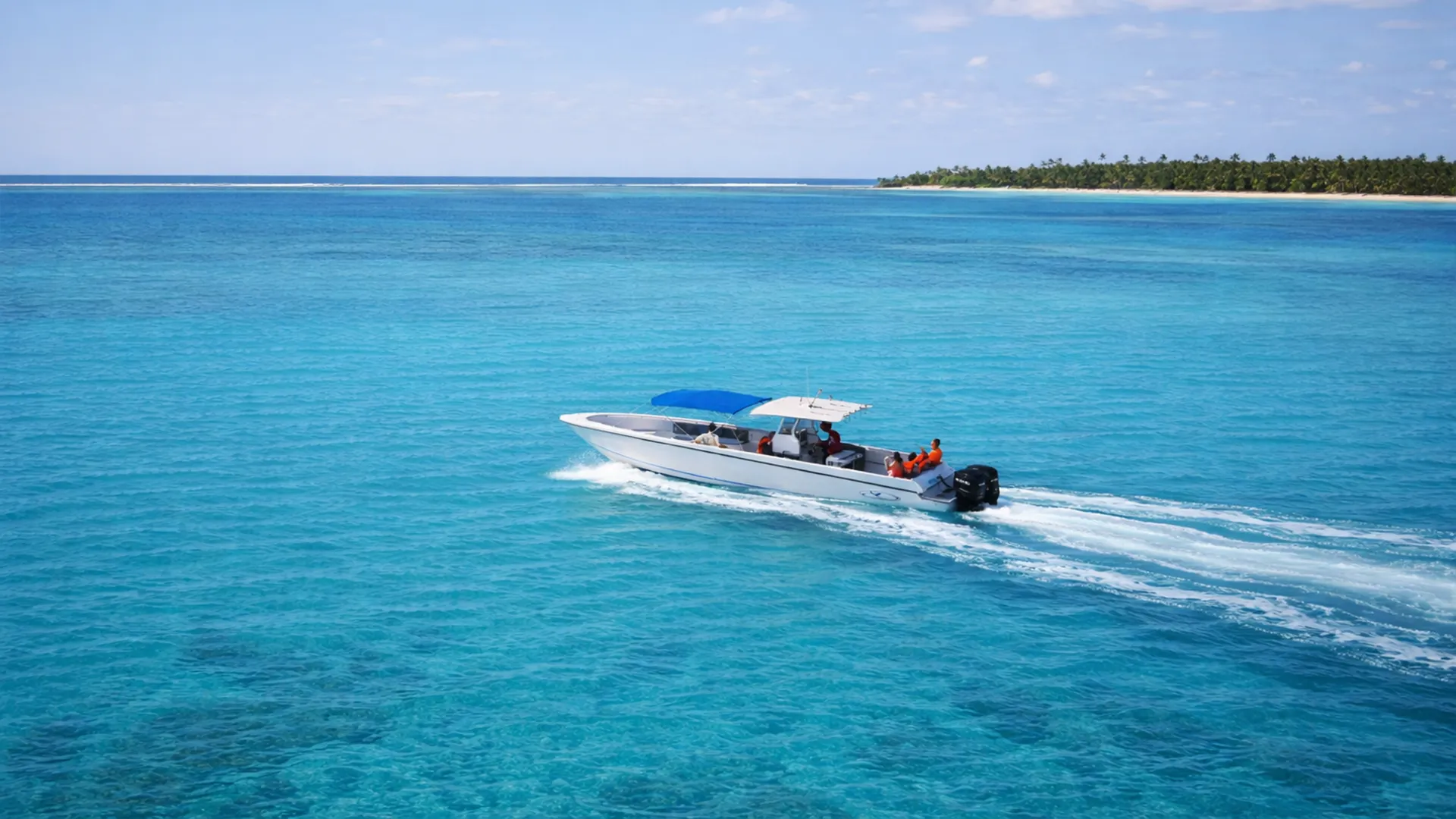 Excursion en speedboat en Guadeloupe, pour une journée entière ou une demi-journée, naviguant sur une mer turquoise vers des îlots tropicaux.