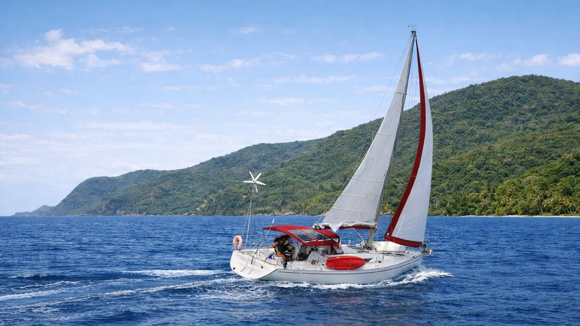 Voilier en navigation le long des côtes de la Guadeloupe lors d’une excursion vers Petite-Terre ou Marie-Galante