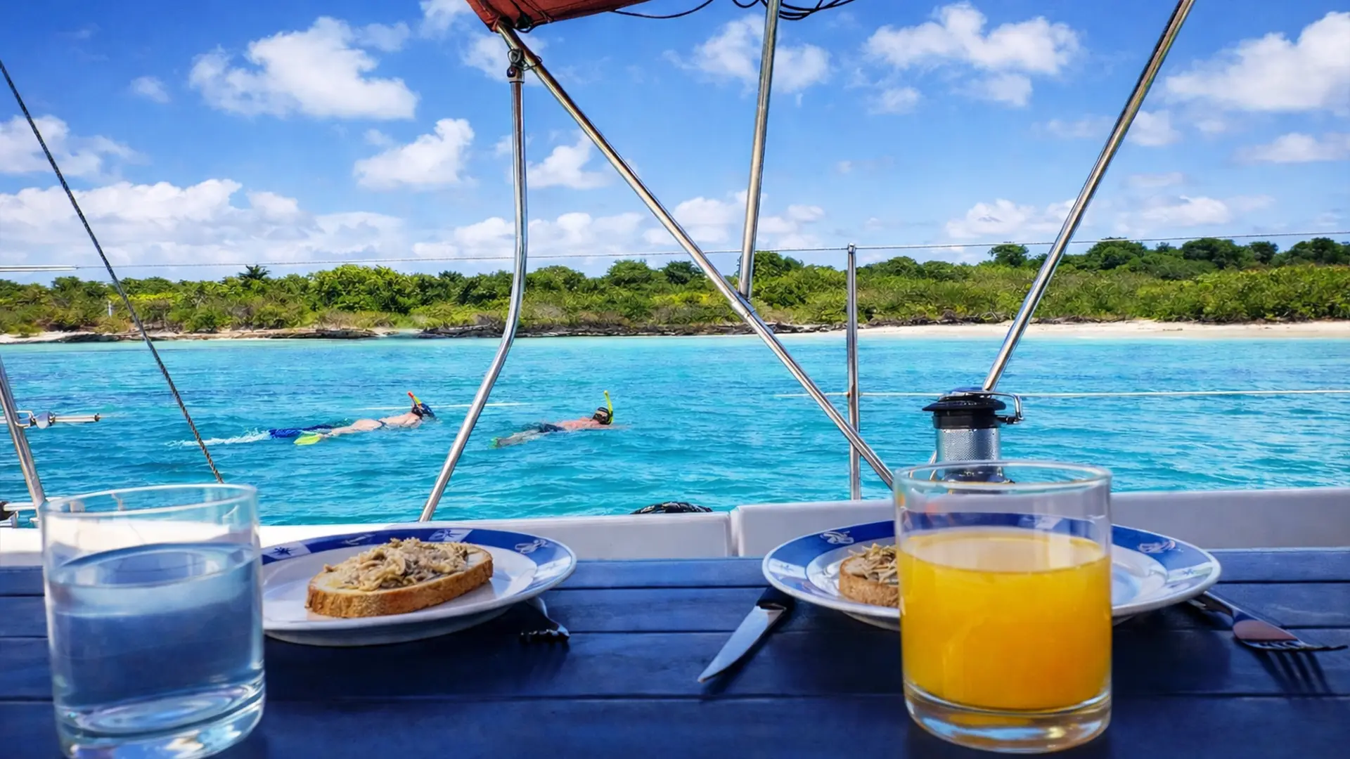 Déjeuner à bord d’un voilier lors d’une excursion à la journée ou mini-croisière en Guadeloupe avec snorkeling en eau turquoise