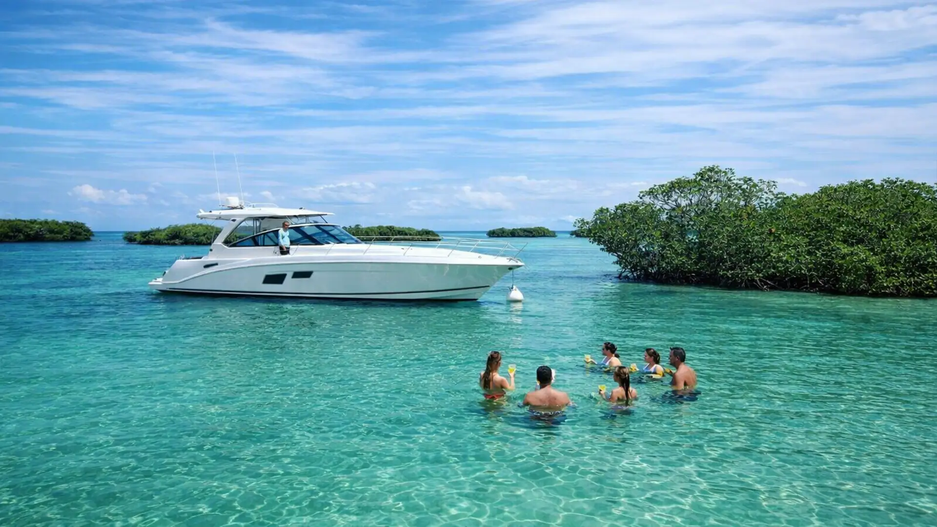 Excursion en bateau dans le Grand Cul-de-Sac Marin au cœur du Parc National de Guadeloupe, groupe profitant d’un moment convivial à bord sur eau turquoise.