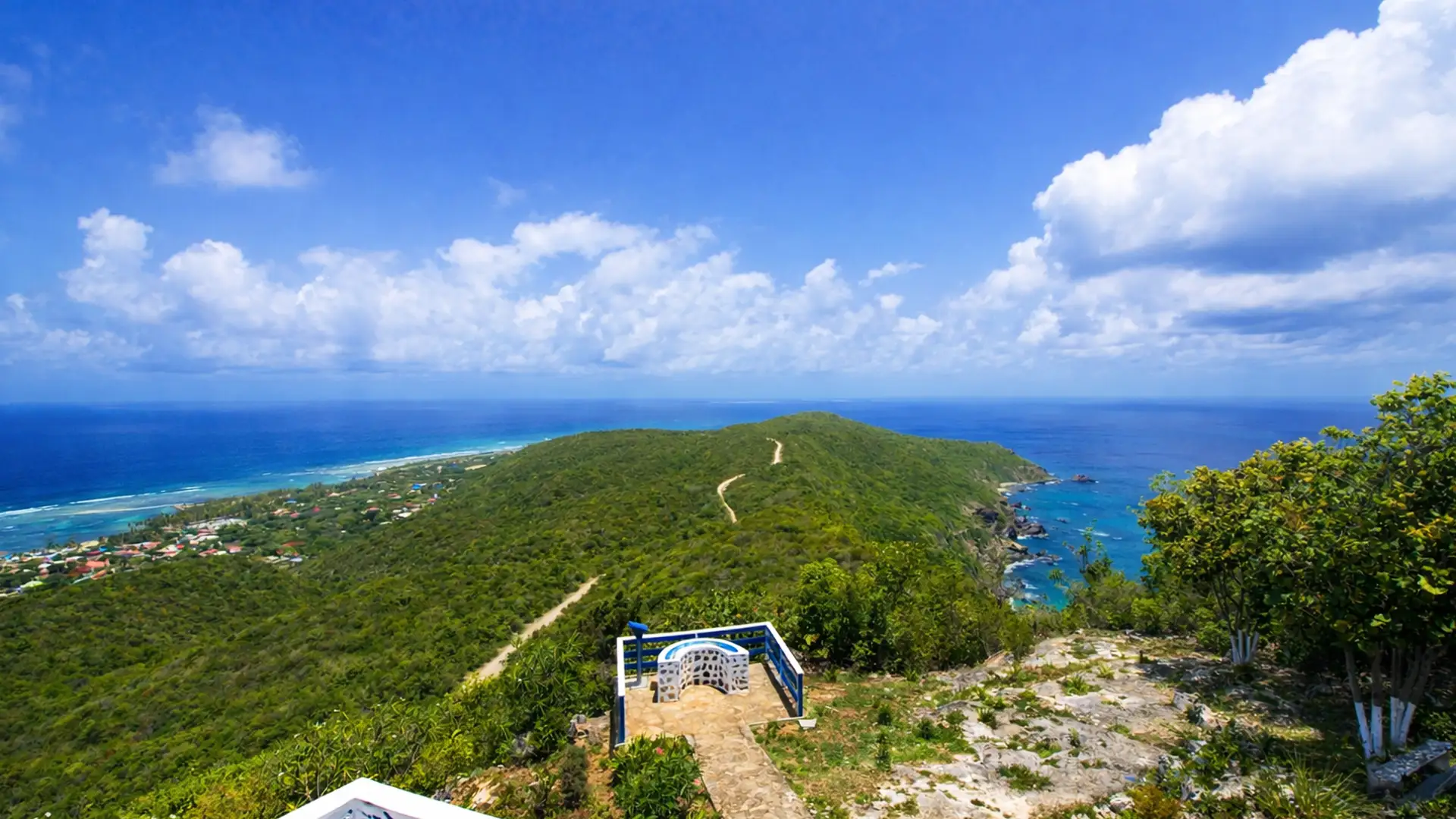 Point de vue panoramique à La Désirade lors d’une excursion à la journée ou en demi-journée, avec vue sur l’océan et les paysages verdoyants.