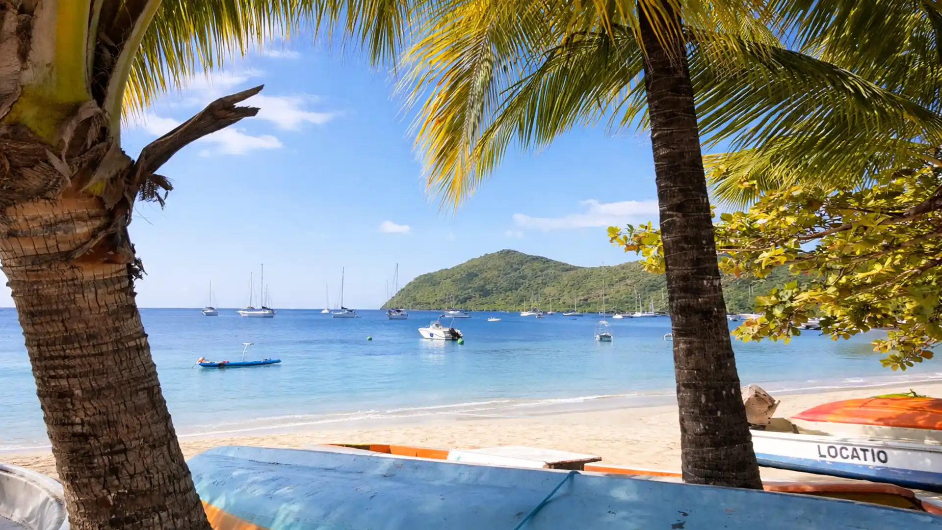 Excursion Les Saintes en Guadeloupe – journée bateau dans l’archipel des Saintes entre plage paradisiaque, eau turquoise et voiliers au mouillage