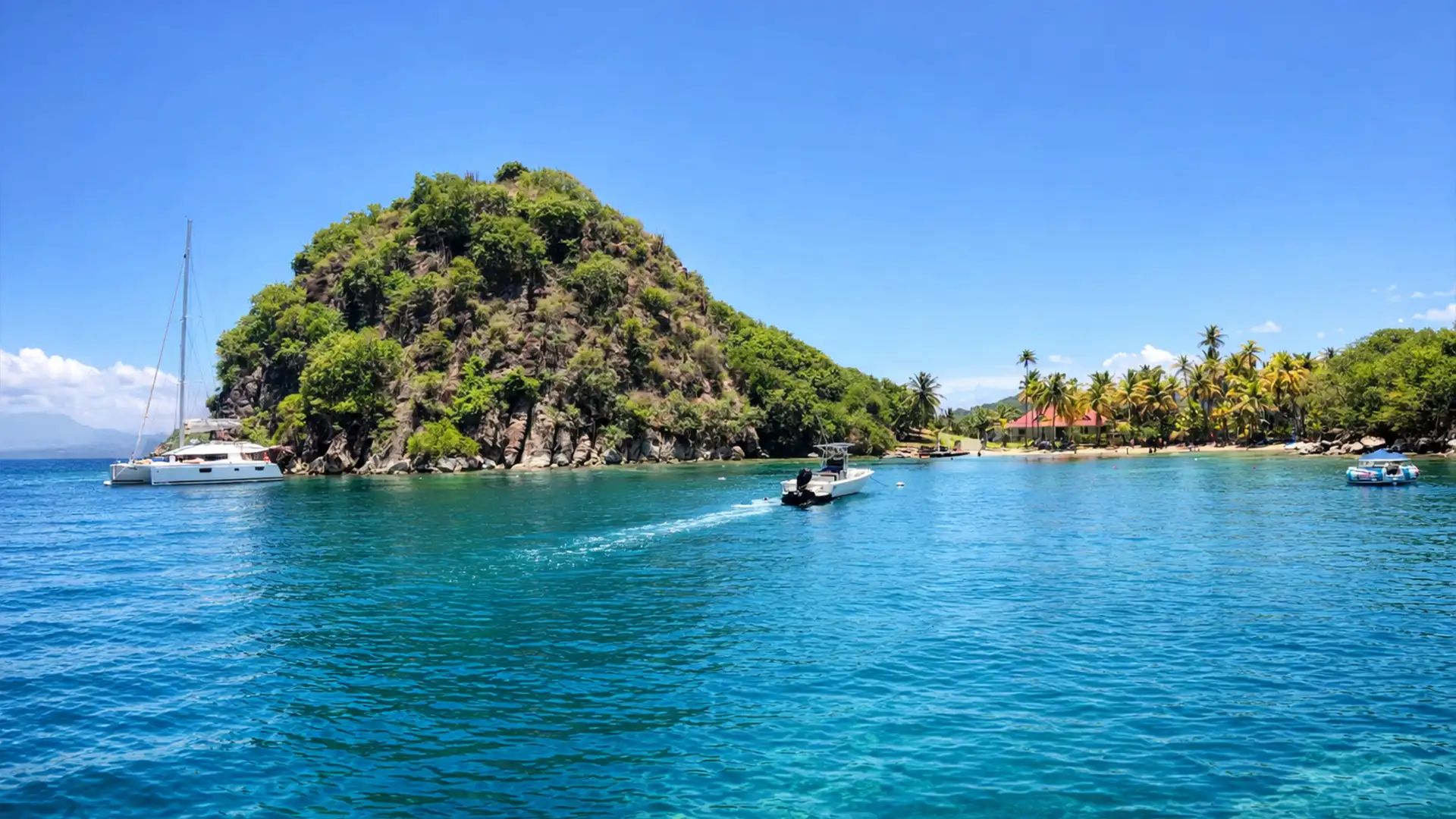 Excursion Les Saintes en Guadeloupe devant le Pain de Sucre – journée bateau aux eaux turquoise dans l’archipel des Saintes