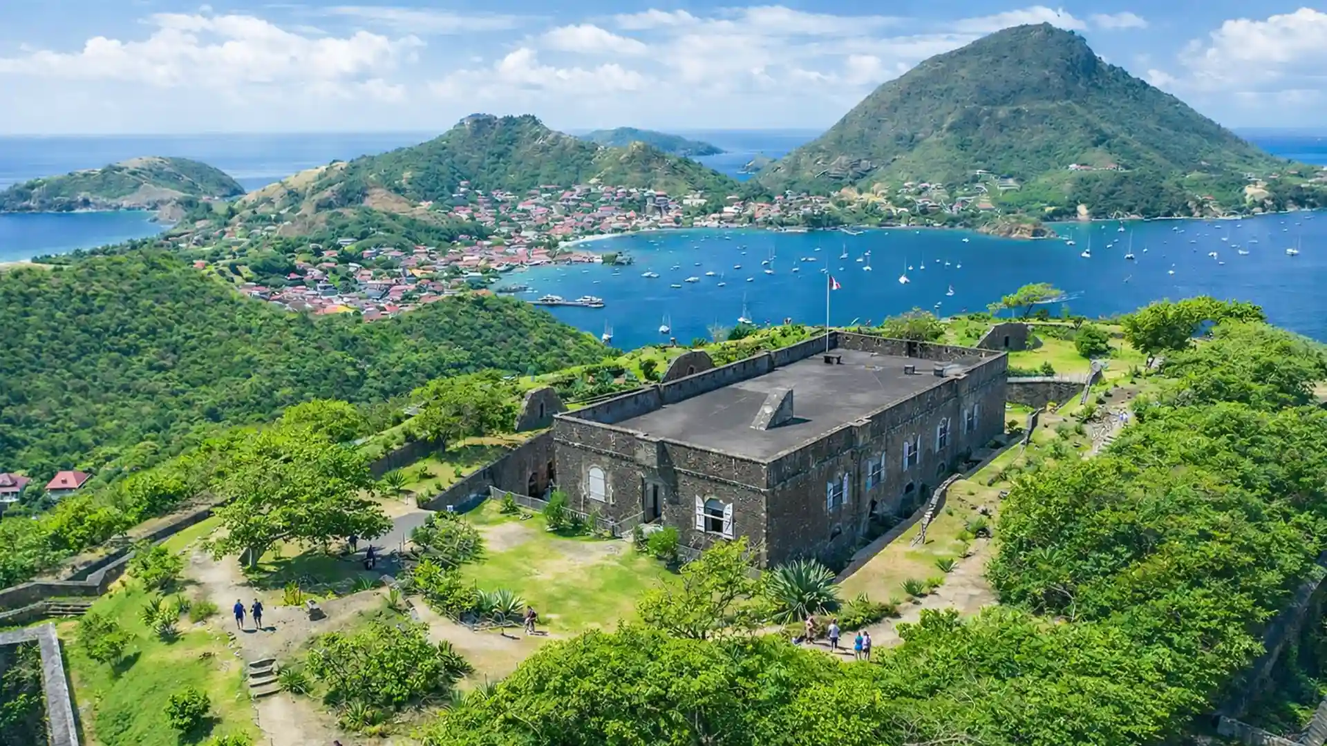 Excursion Les Saintes en Guadeloupe – vue panoramique depuis le Fort Napoléon sur la baie et l’archipel des Saintes