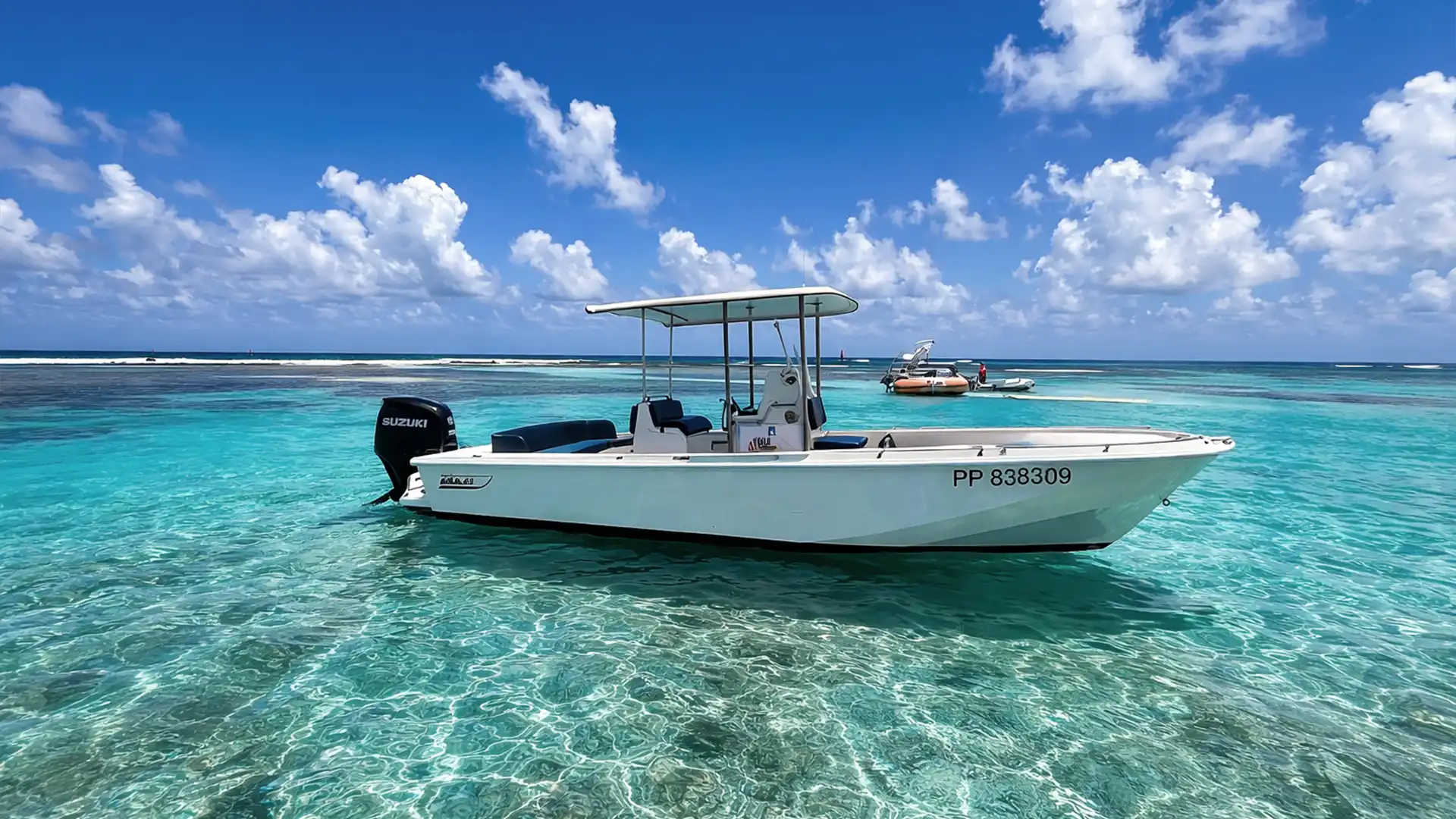 Boston Whaler Modelo Outrage 25 en location dans le lagon turquoise de Guadeloupe près de Saint-François