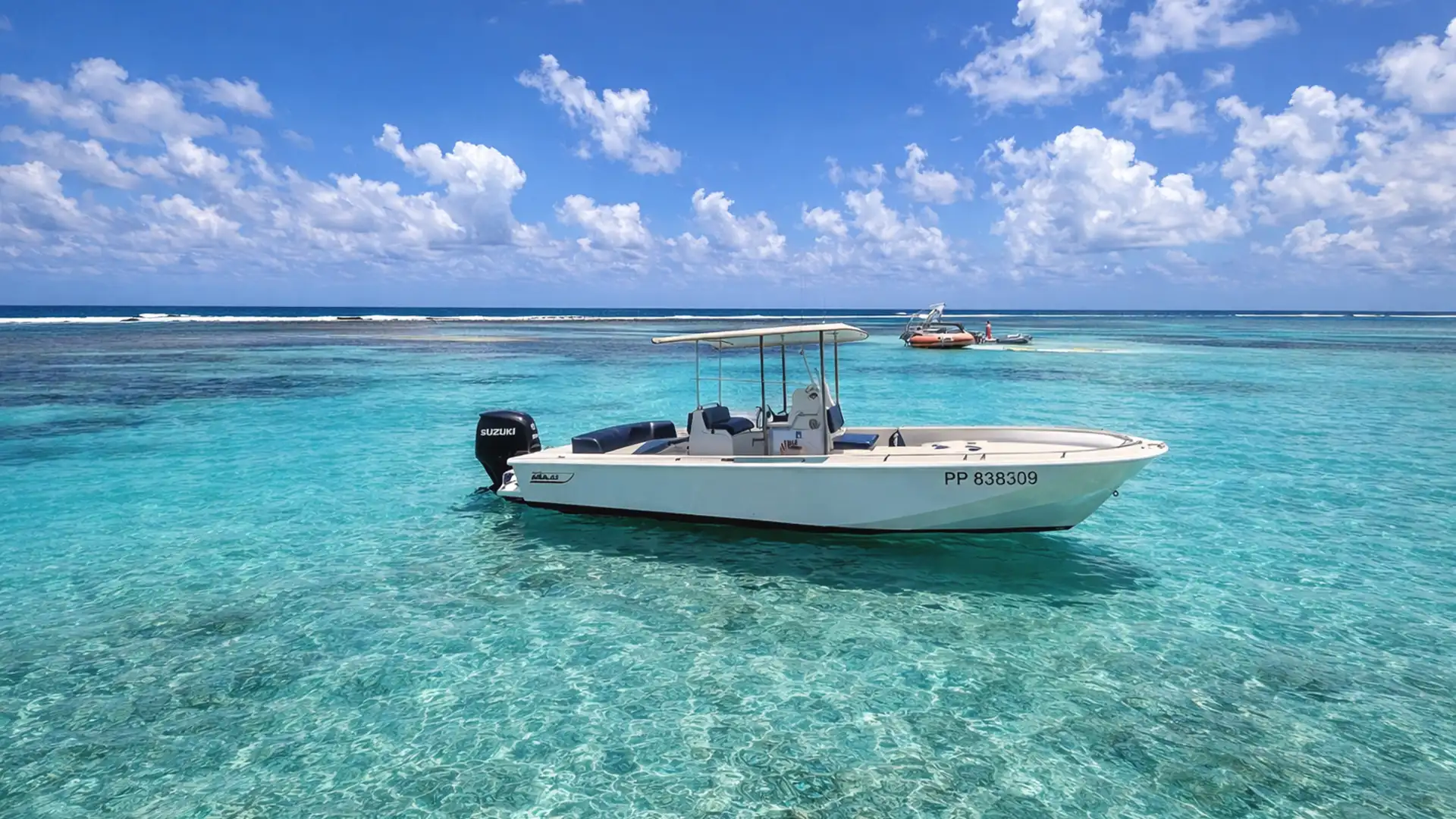 Boston Whaler Modelo Outrage 25 en location dans le lagon turquoise de Guadeloupe près de Saint-François