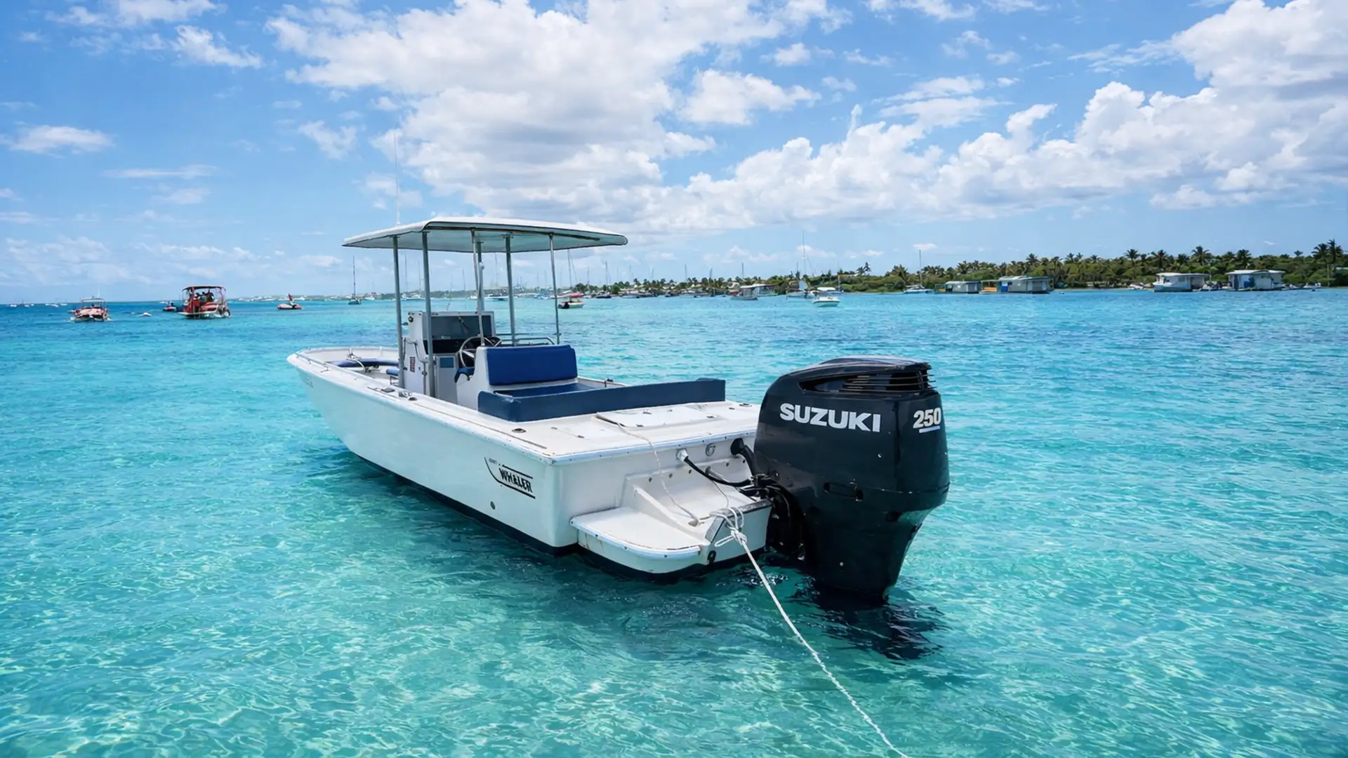 Bateau Boston Whaler Outrage 25 avec moteur Suzuki 250 en eau turquoise en Guadeloupe, location au départ de Saint-François pour Petite-Terre