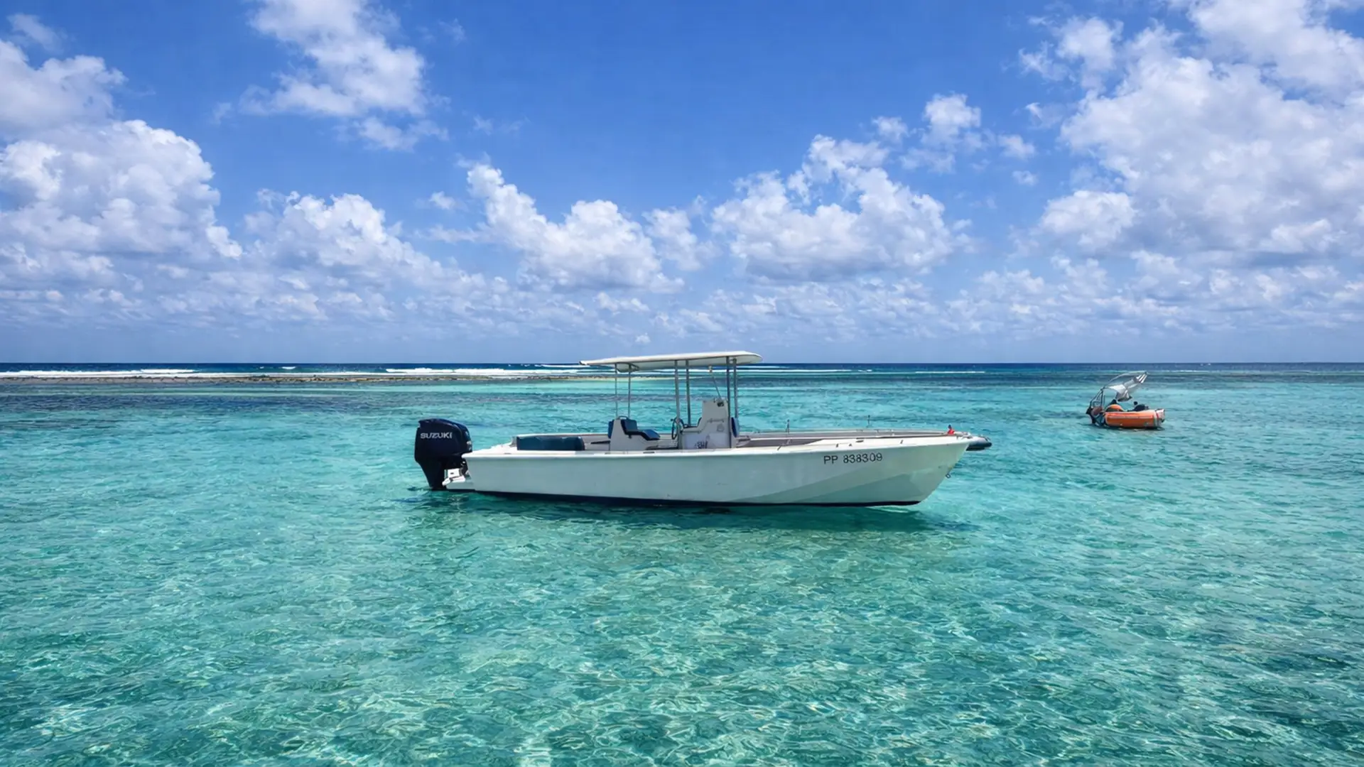 Bateau Boston Whaler Outrage 25 avec moteur hors-bord dans le lagon turquoise de Petite-Terre en Guadeloupe, accessible depuis Saint-François