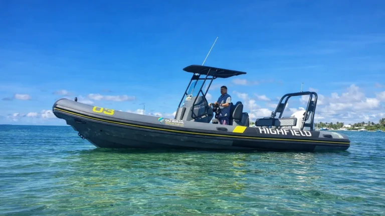 Bateau semi-rigide Highfield Patrol 700 (2022) en location dans le lagon de Guadeloupe près de Saint-François