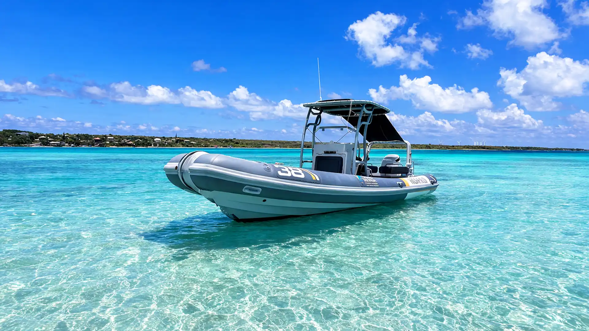Bateau semi-rigide Highfield Patrol 760 naviguant dans un lagon turquoise en Guadeloupe pour explorer l’archipel et Petite-Terre