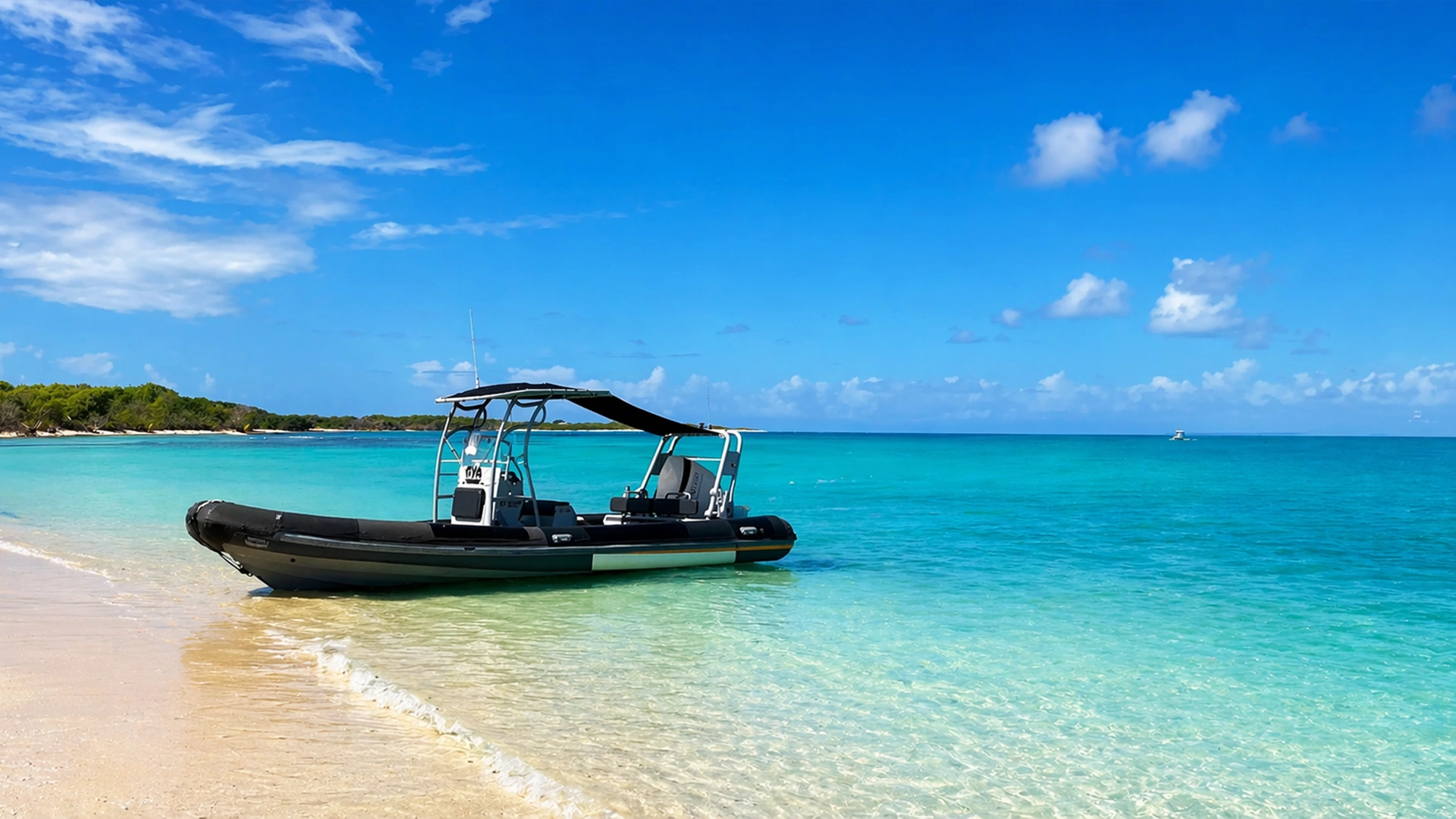 Location de bateau semi-rigide à Saint-François en Guadeloupe sur plage et lagon turquoise