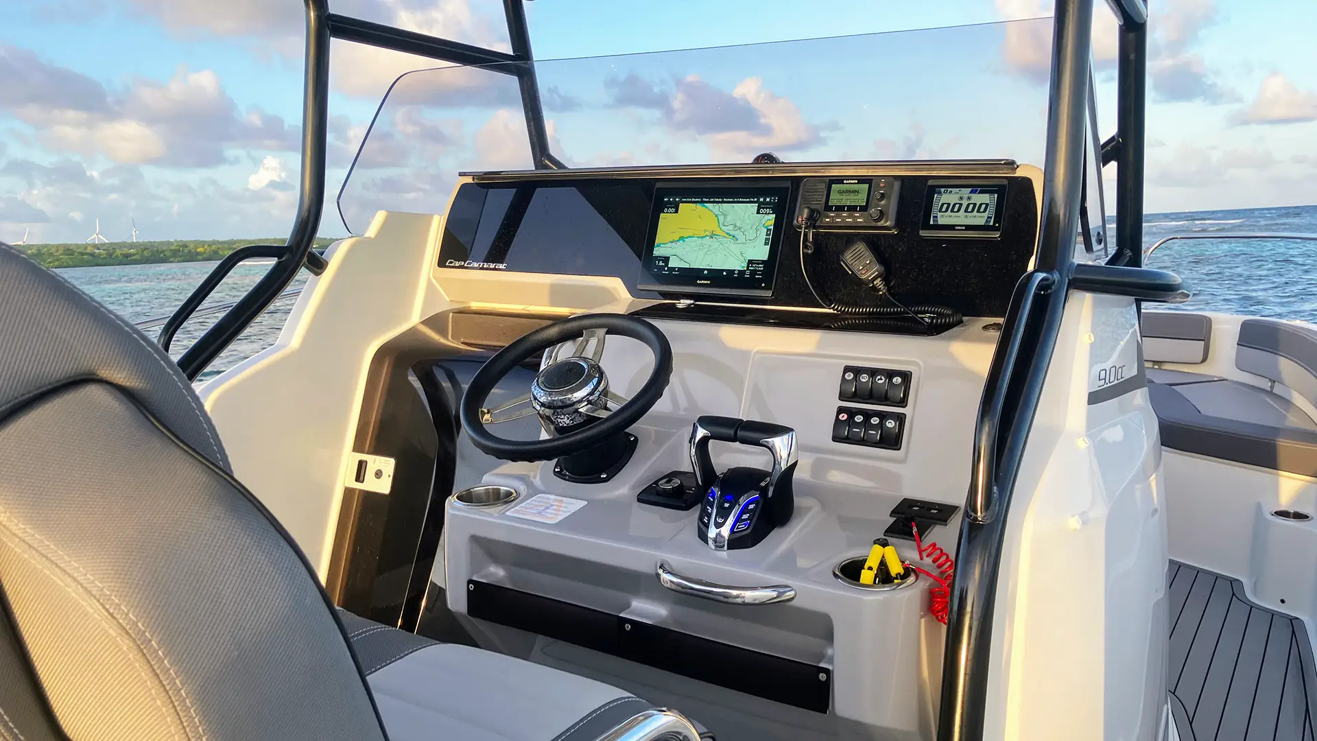 Console de pilotage d’un bateau à moteur lors d’une excursion privatisée avec skipper ou d’une location de bateau en Guadeloupe.