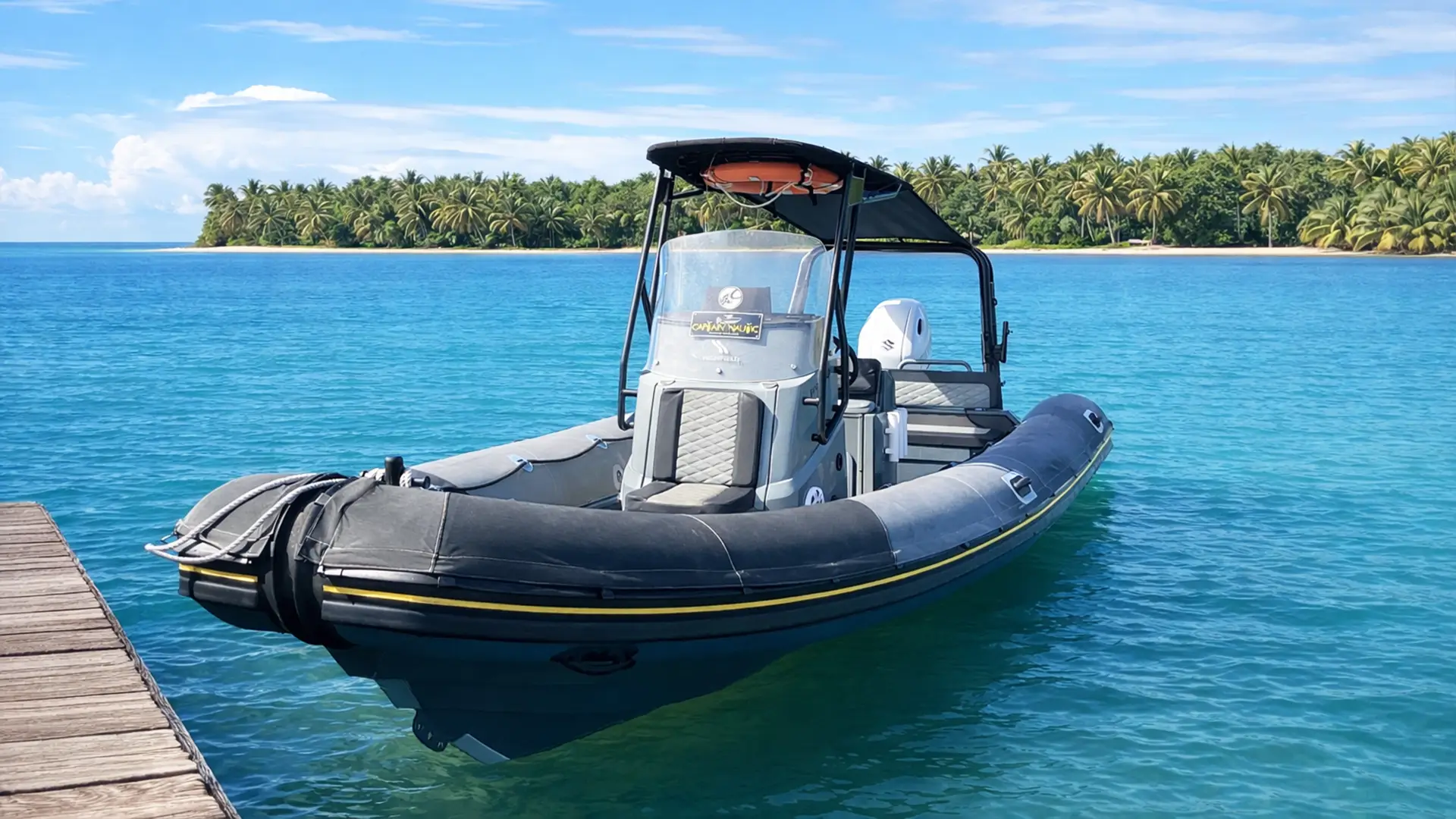 Location d’un bateau moteur Highfield Patrol 700 amarré dans le lagon turquoise de Saint-François en Guadeloupe, idéal pour explorer les îles environnantes.