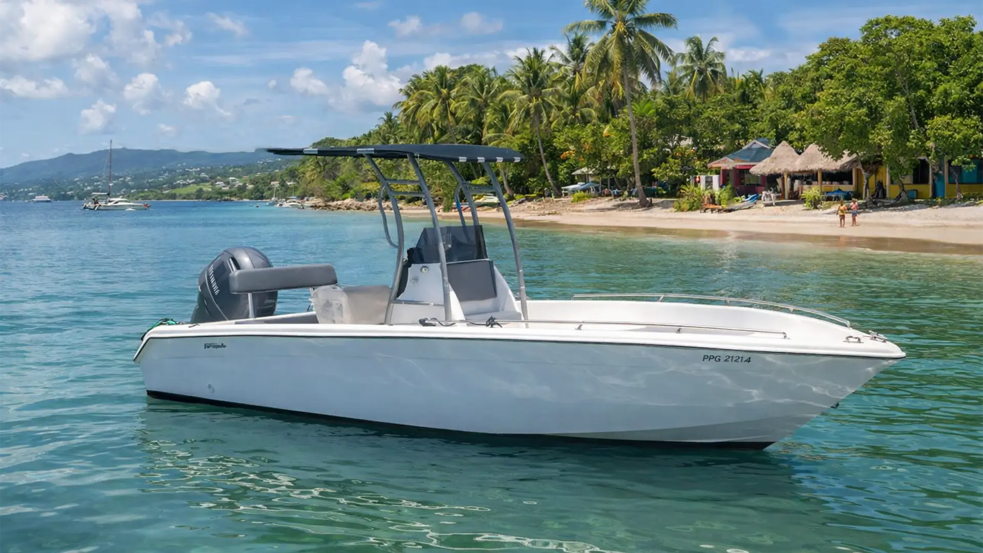 Bateau moteur Forbin Formado 23 au mouillage dans une eau turquoise près d’une plage tropicale à Saint-François en Guadeloupe, départ d’excursion vers Petite-Terre et sortie pêche