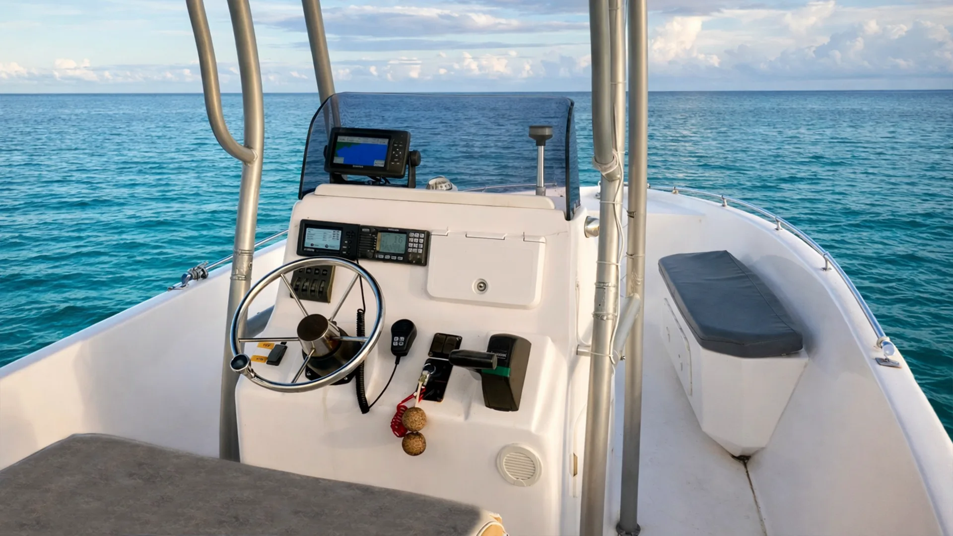 Poste de pilotage du Forbin Formado 23 disponible en location à St-François pour Petite-Terre, La Désirade, navigation côtière ou sortie pêche.