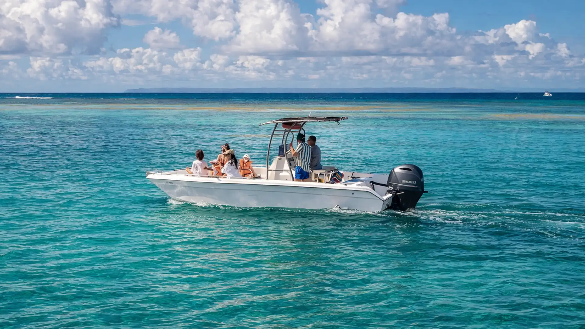 Forbin Formado 23 en navigation en Guadeloupe, proposé en location à St-François pour Petite-Terre, La Désirade, navigation côtière ou sortie pêche.
