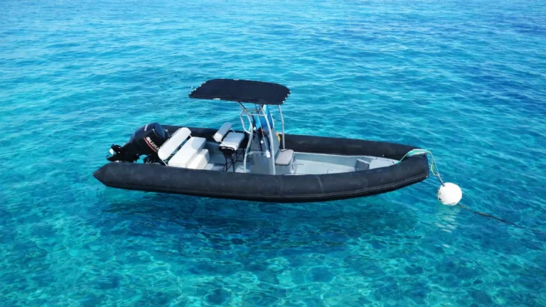 Bateau semi-rigide amarré dans l’eau turquoise au large de Saint-François en Guadeloupe, idéal pour une location de bateau et explorer le lagon.