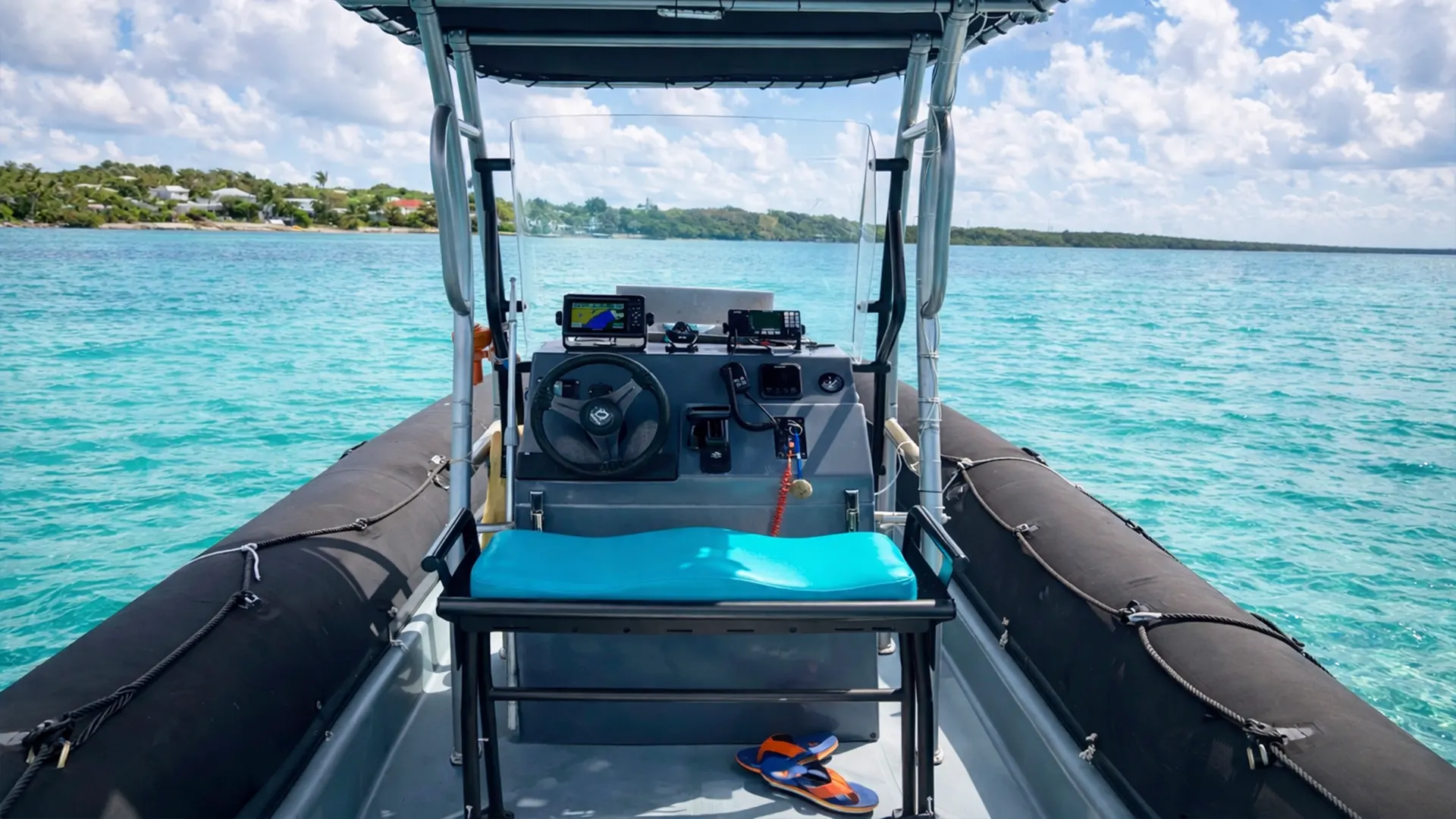 Poste de pilotage d’un bateau semi-rigide Zodiac Pro 750 en navigation sur le lagon turquoise de Saint-François en Guadeloupe.