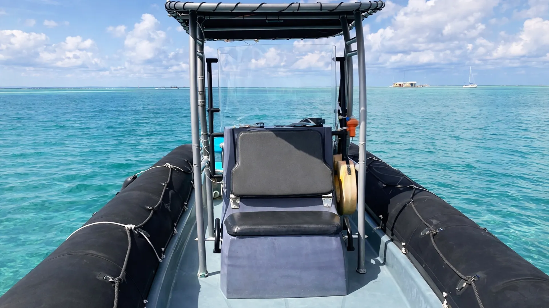 Bateau semi-rigide Zodiac Pro 750 sur le lagon turquoise de Saint-François pour une location en Guadeloupe.