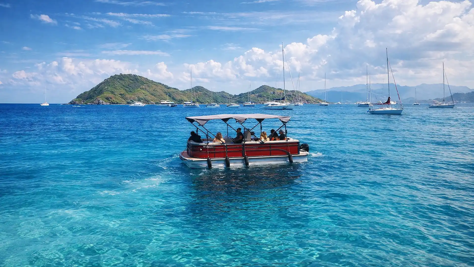 Pontoon Boat (Saloon Boat) au départ de Terre-de-Haut aux Saintes naviguant dans la baie des Saintes, avec excursion vers le Pain de Sucre et l’îlet Cabrit
