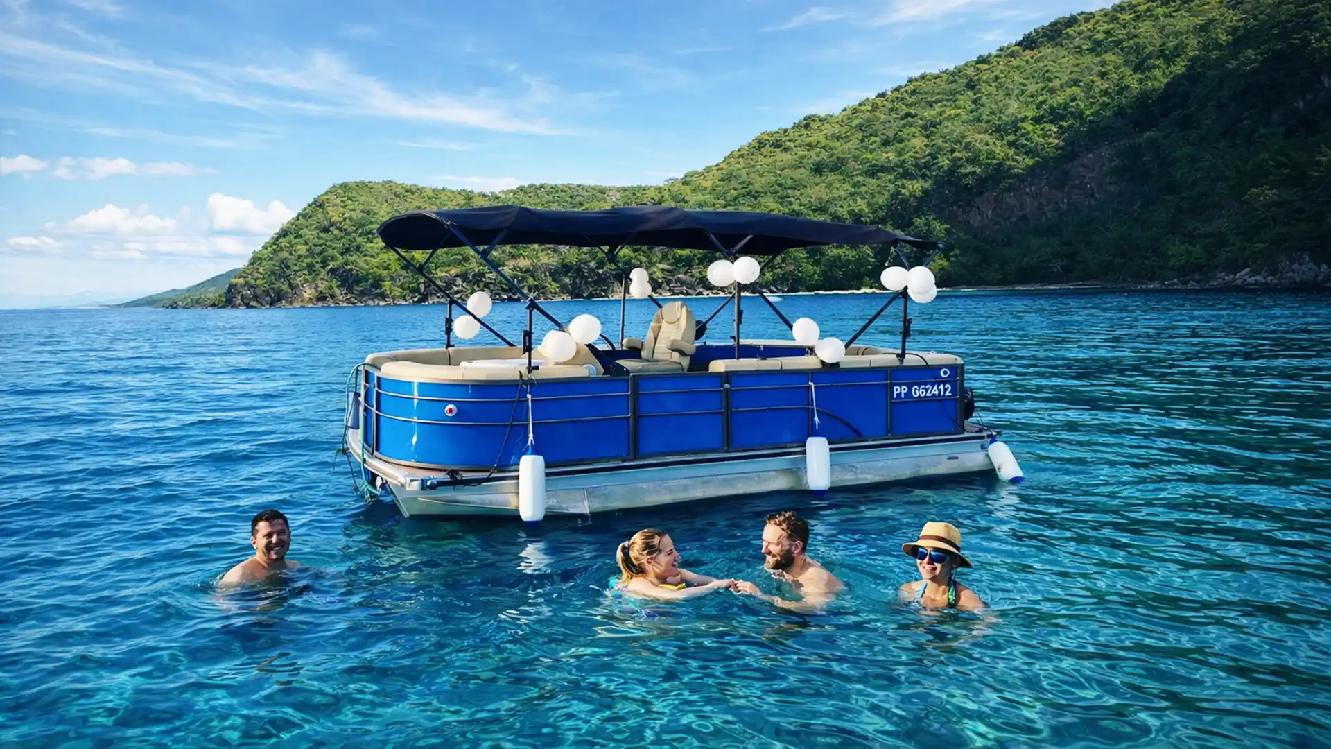 Relax Boat à Bouillante avec baignade autour du saloon boat, sortie conviviale en mer sous le vent de la Basse-Terre