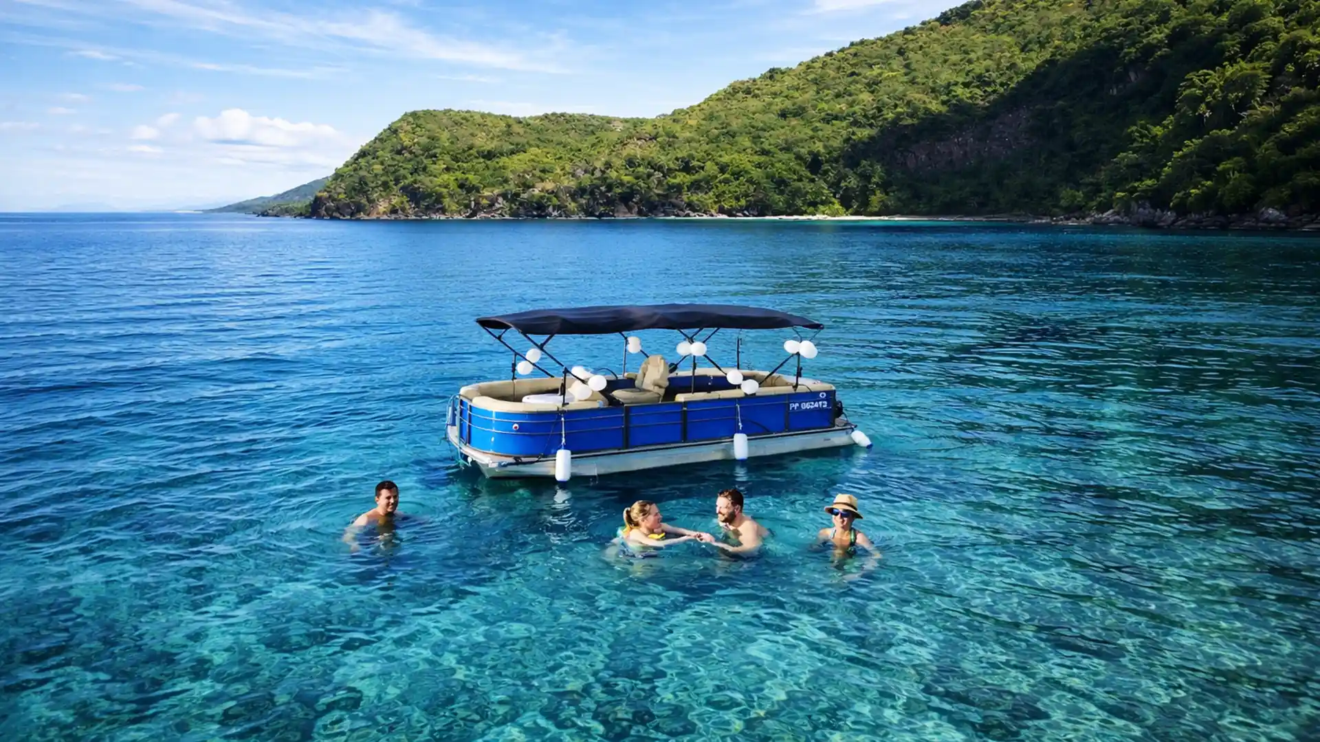 Relax Boat à Bouillante avec baignade autour du saloon boat, sortie conviviale en mer sous le vent de la Basse-Terre