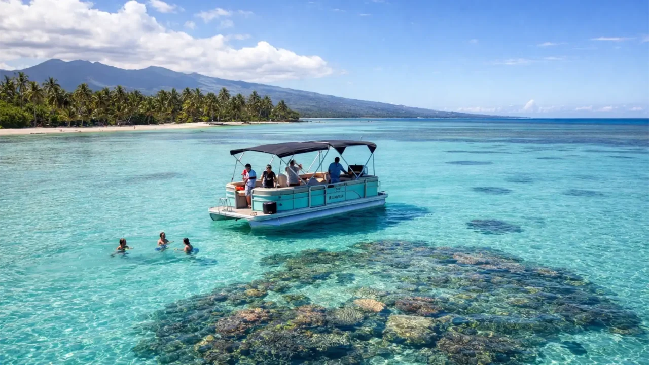 Bateau ponton avec barbecue naviguant dans le lagon turquoise de Port-Louis en Guadeloupe.