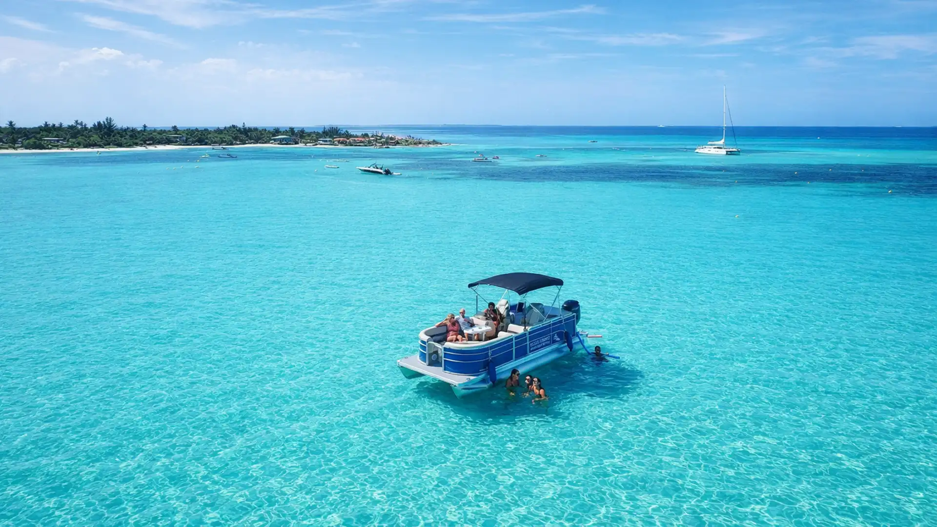 Bateau ponton flottant BBQ Party Saloon Boat dans les eaux turquoises de Port-Louis en Guadeloupe.