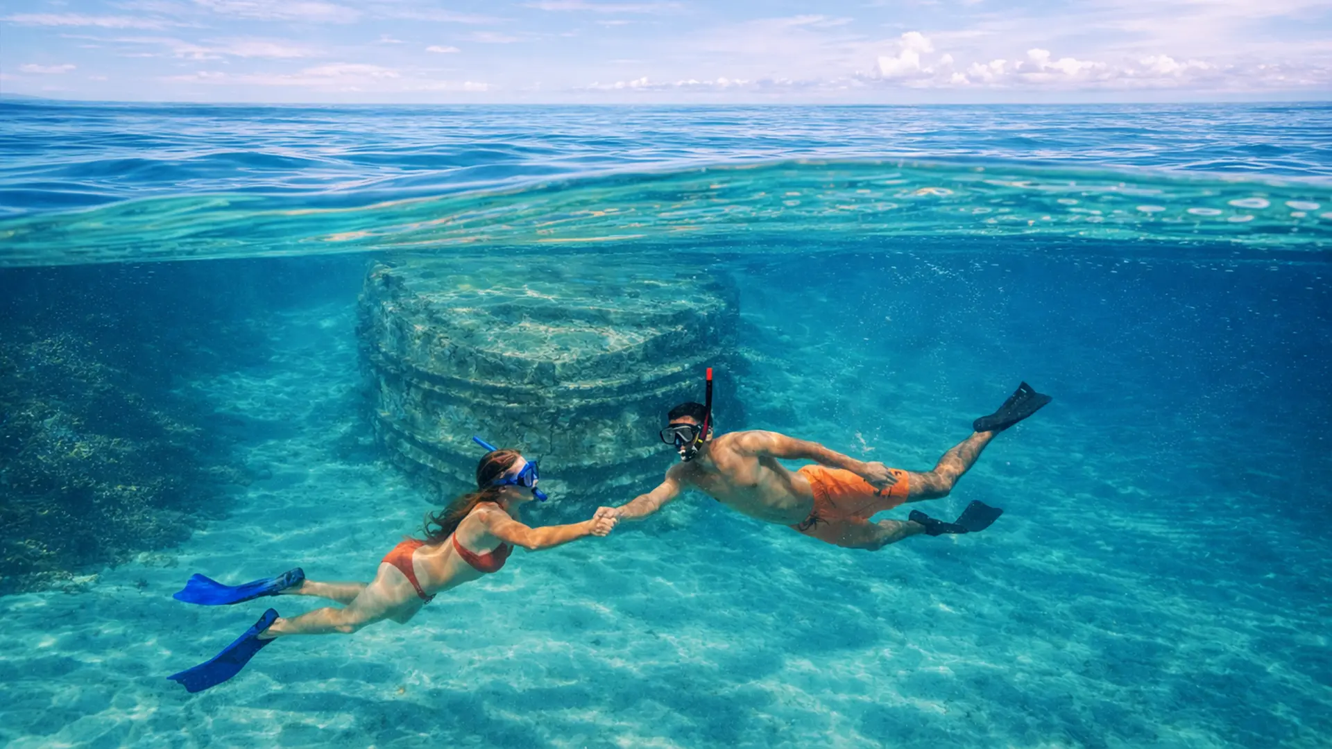 Snorkeling dans le Grand Cul-de-Sac Marin en Guadeloupe, couple explorant les fonds marins turquoise du Parc National de Guadeloupe.