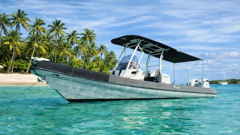 Bateau confortable disponible à la location ou en excursion privative en Guadeloupe, au mouillage dans les eaux turquoise de l’îlet Gosier.