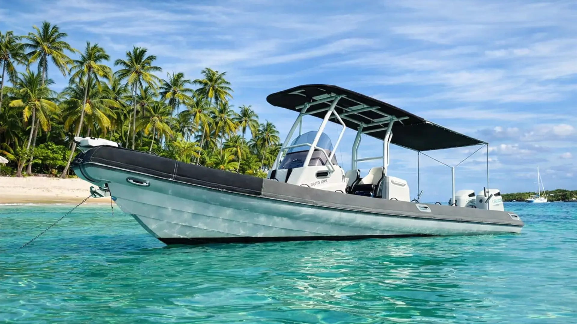 Bateau confortable disponible à la location ou en excursion privative en Guadeloupe, au mouillage dans les eaux turquoise de l’îlet Gosier.