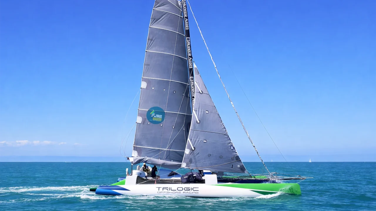 Trimaran de sport naviguant en Guadeloupe lors d’une sortie en mer vers Marie-Galante, Les Saintes et l’îlet Gosier