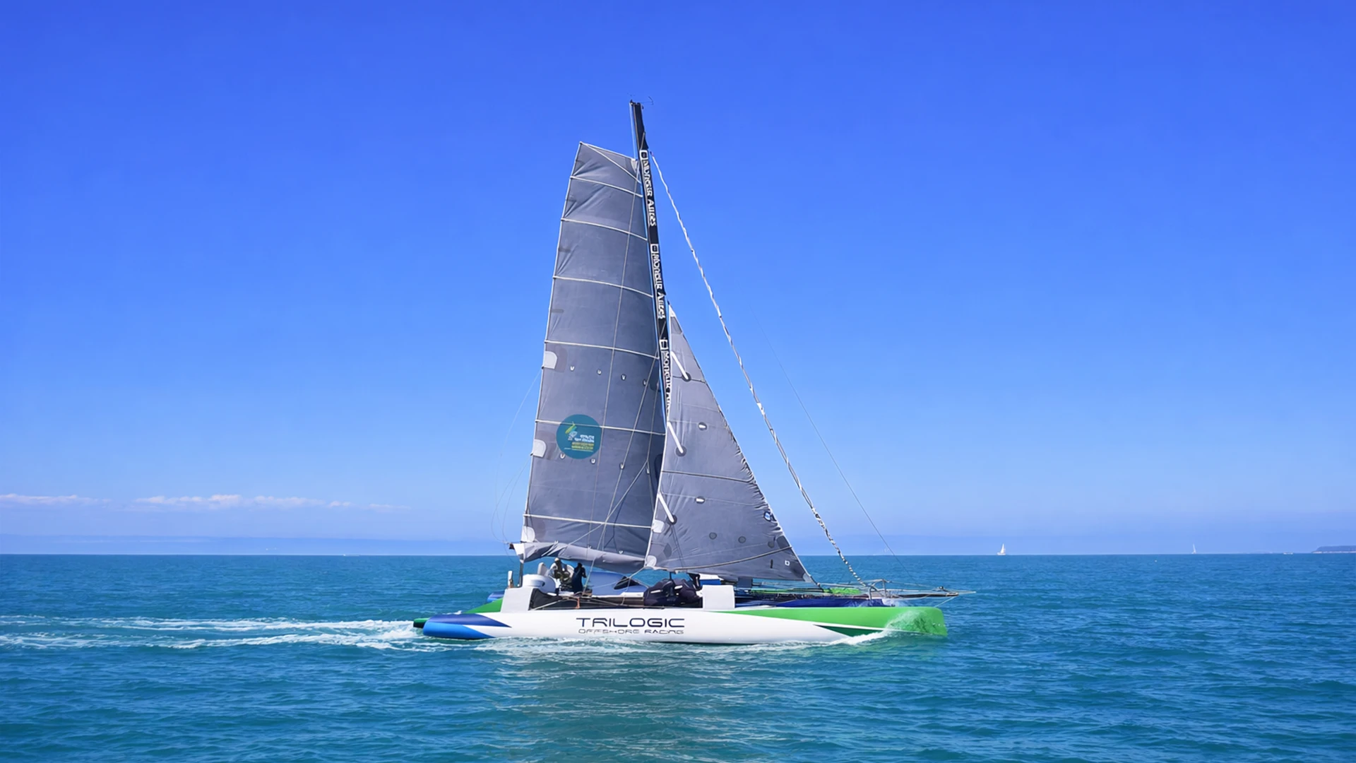 Trimaran de sport naviguant en Guadeloupe lors d’une sortie en mer vers Marie-Galante, Les Saintes et l’îlet Gosier