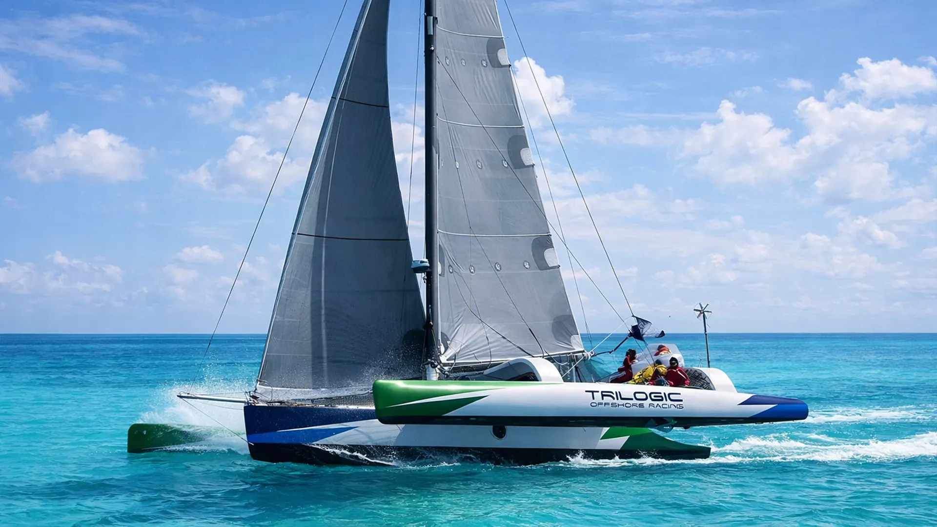 Trimaran de sport en navigation rapide en Guadeloupe lors d’une sortie en mer vers Marie-Galante, Les Saintes et l’îlet Gosier