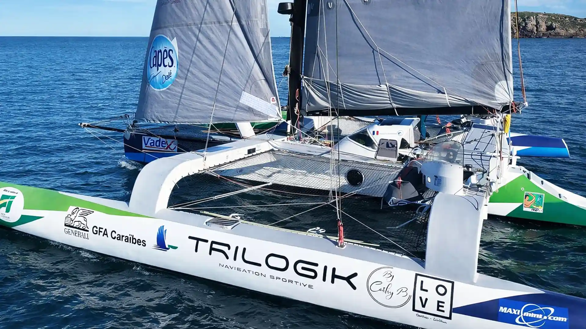 Trimaran de sport naviguant au large de la Guadeloupe lors d’une excursion en mer vers Marie-Galante, Les Saintes ou l’îlet Gosier, suivant la météo