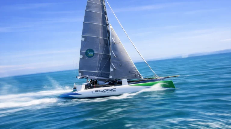 Trimaran de sport lancé à pleine vitesse en Guadeloupe lors d’une excursion en mer vers Marie-Galante, Les Saintes ou l’îlet Gosier