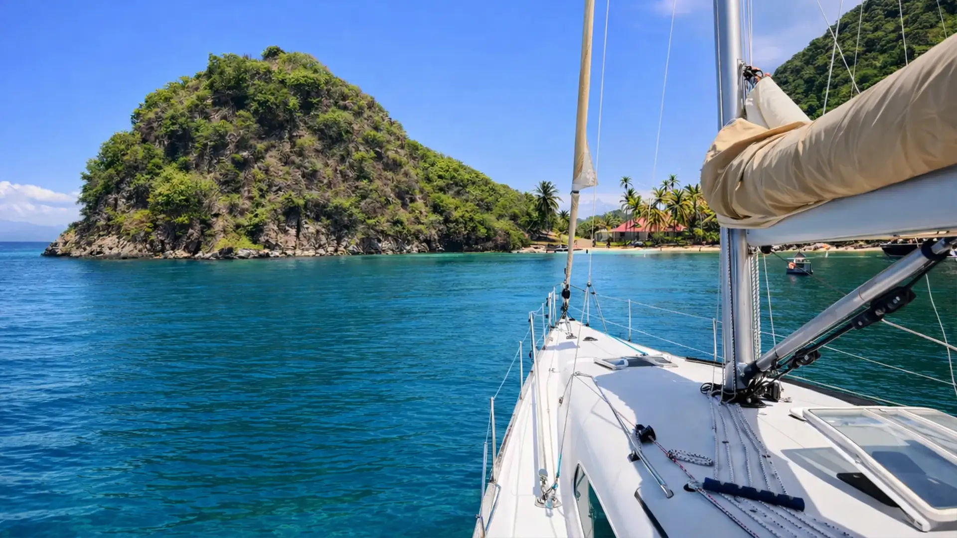 Arrivée en croisière aux Saintes en voilier au départ de Rivière-Sens en Guadeloupe, anse turquoise et îlet tropical