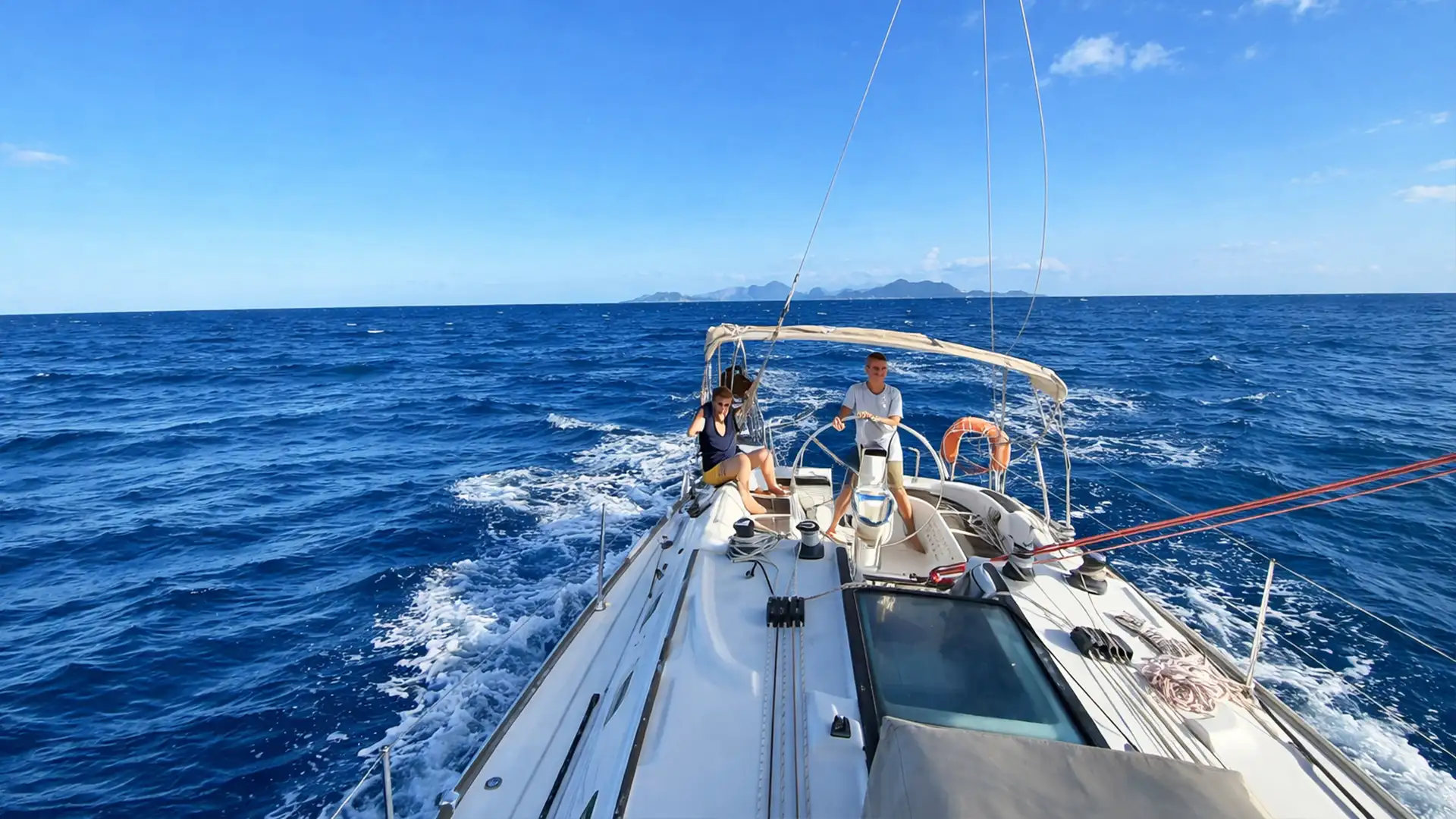Excursion aux Saintes en voilier au départ de Rivière-Sens en Guadeloupe avec l’archipel des Saintes visible à l’horizon